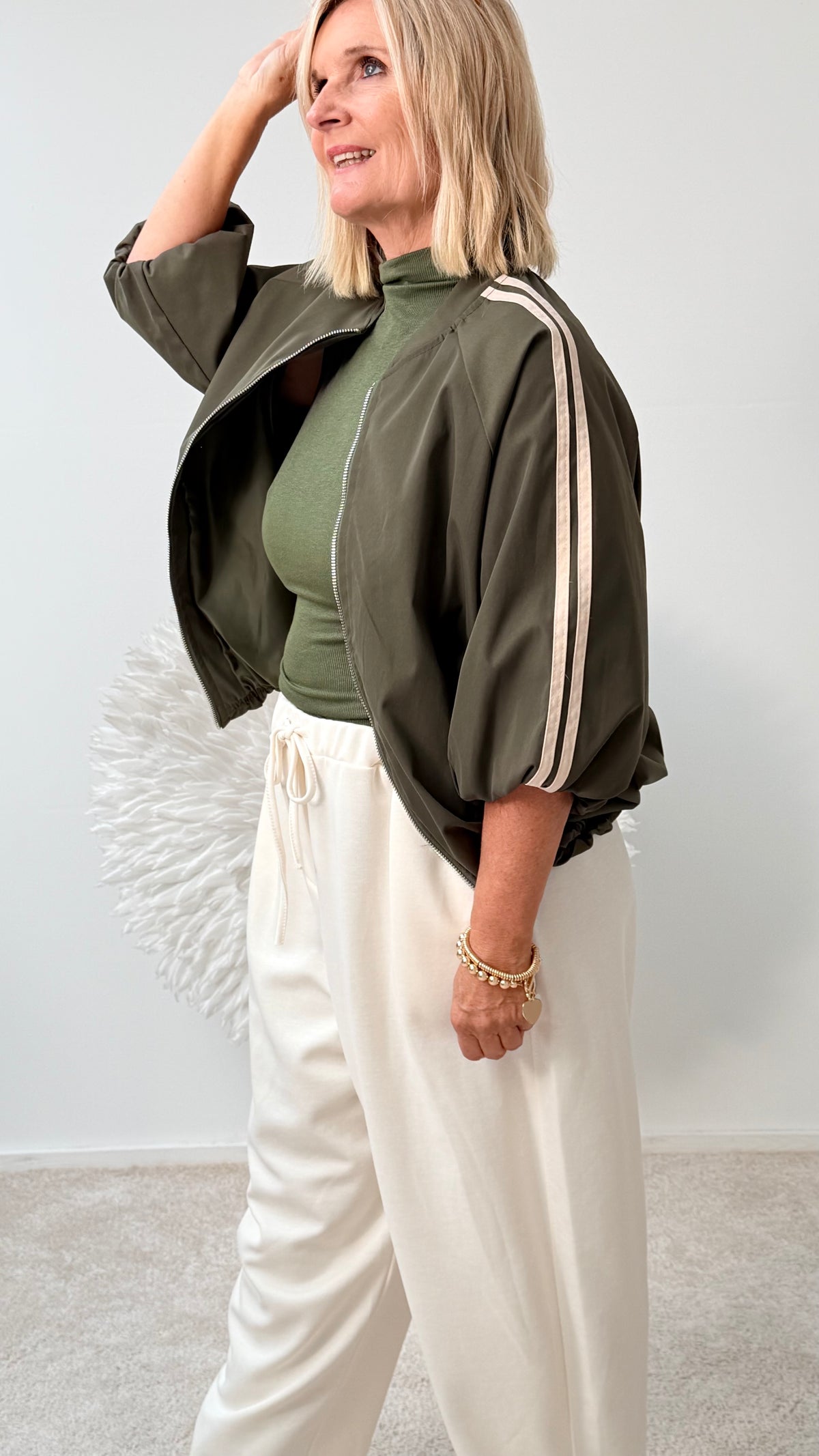 SPORTLICHE JACKE MIT 3/4 ARM " OLIV"