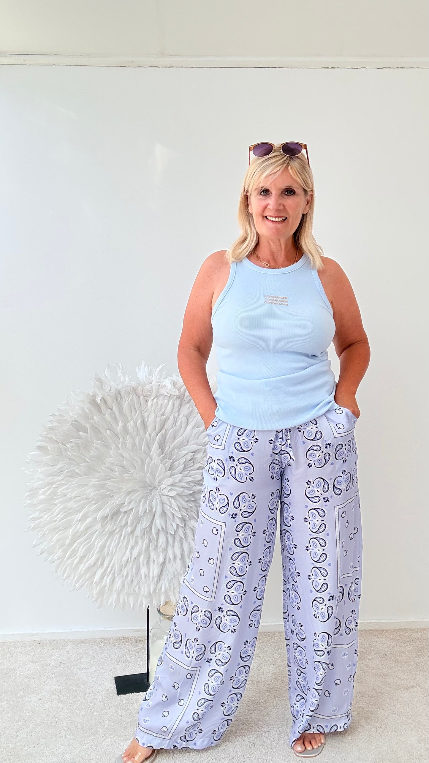 HOSE MIT MUSTER IN HELL BLAU
