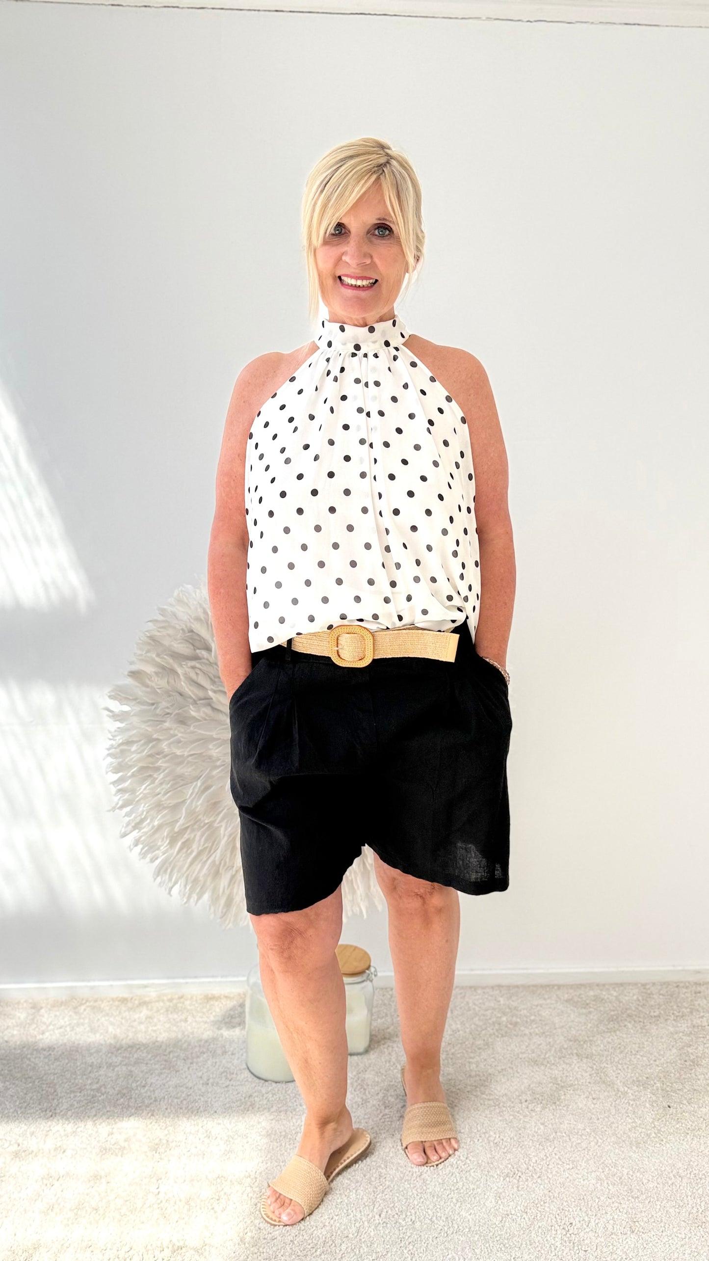 SHORTS IN LEINEN MIT BASTGÜRTEL / SCHWARZ