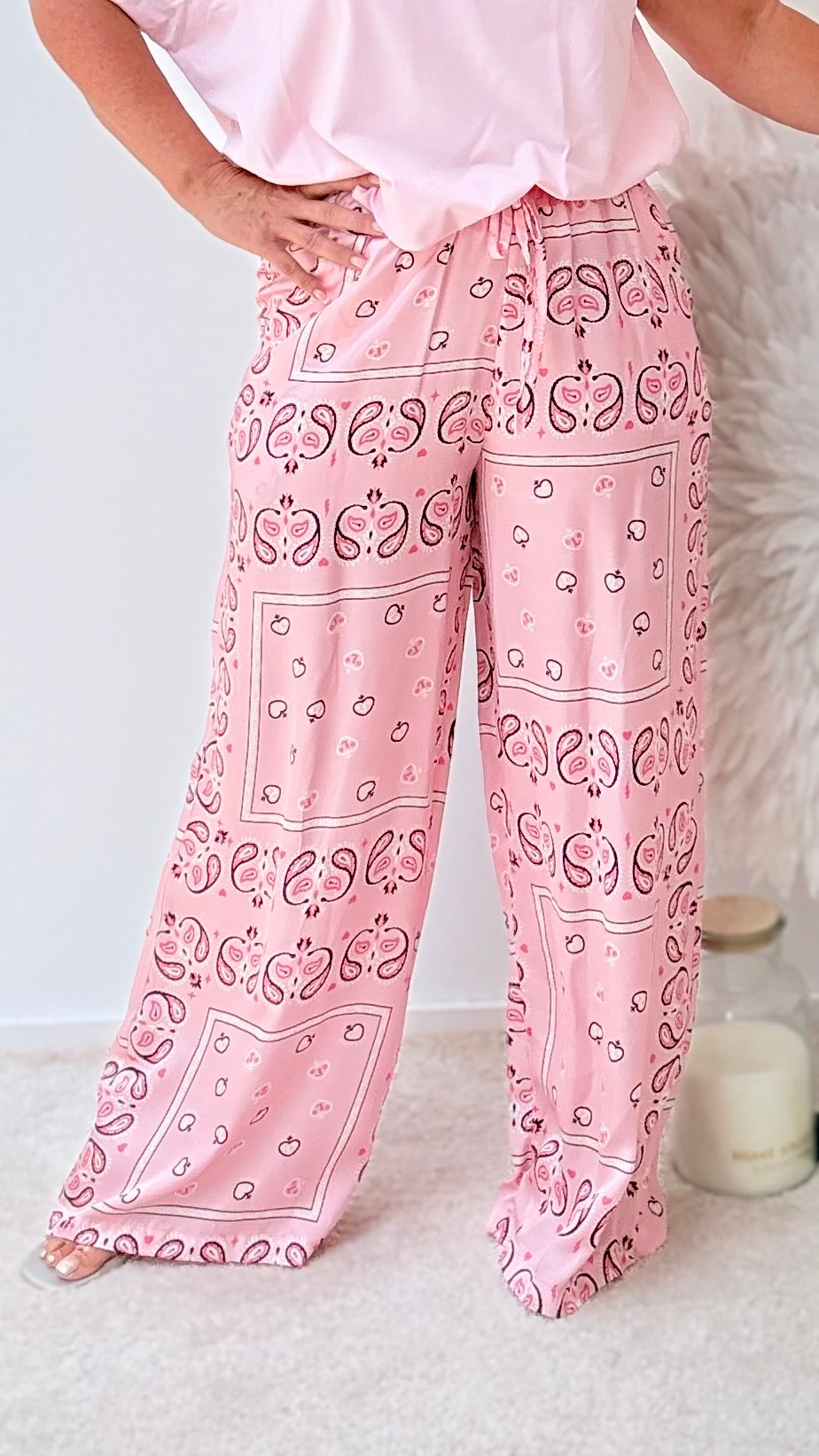 HOSE MIT MUSTER IN ROSA
