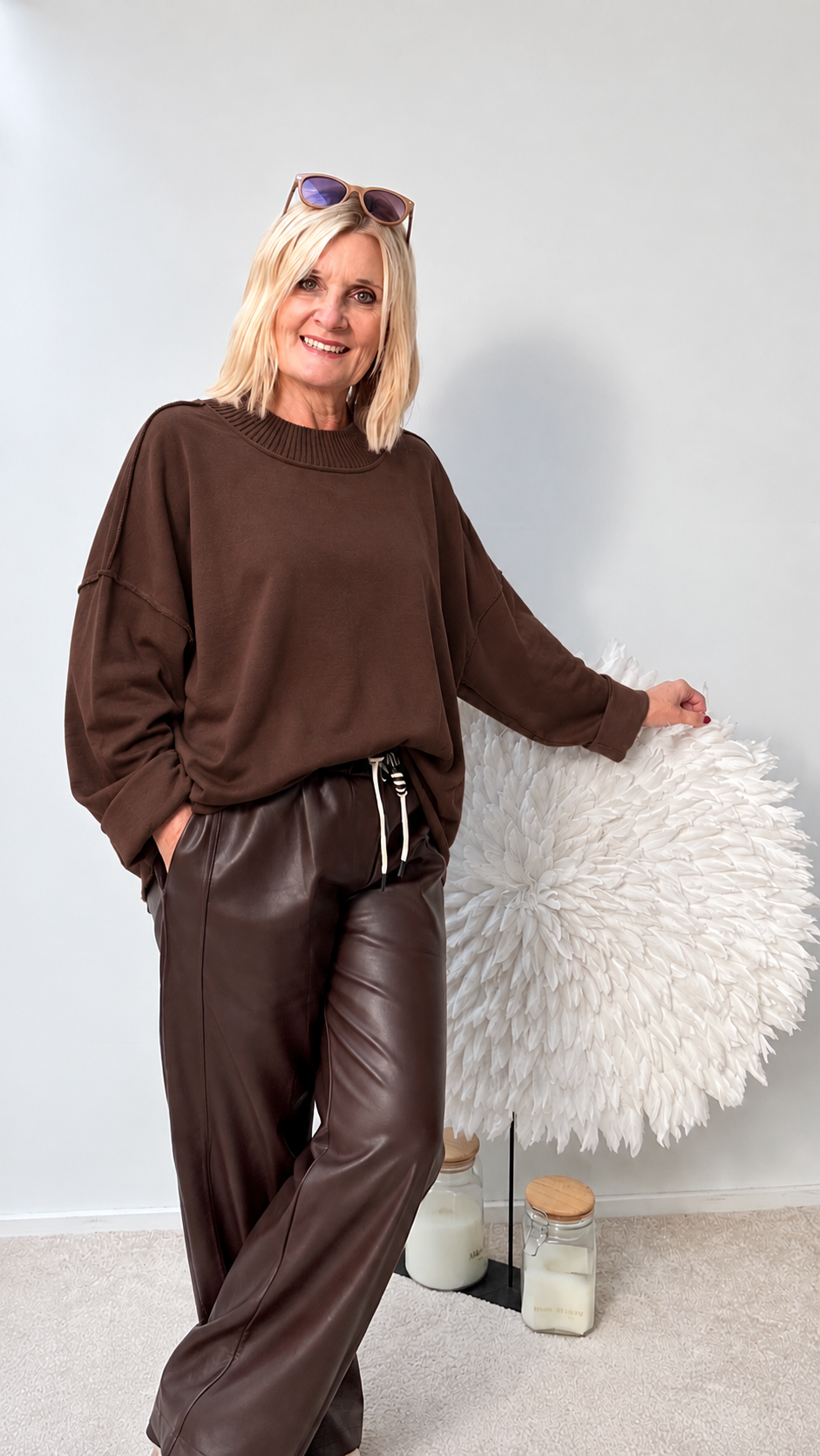 SWEATSHIRT KURZ MIT STRICK- HALSBÜNDCHEN "BRAUN"