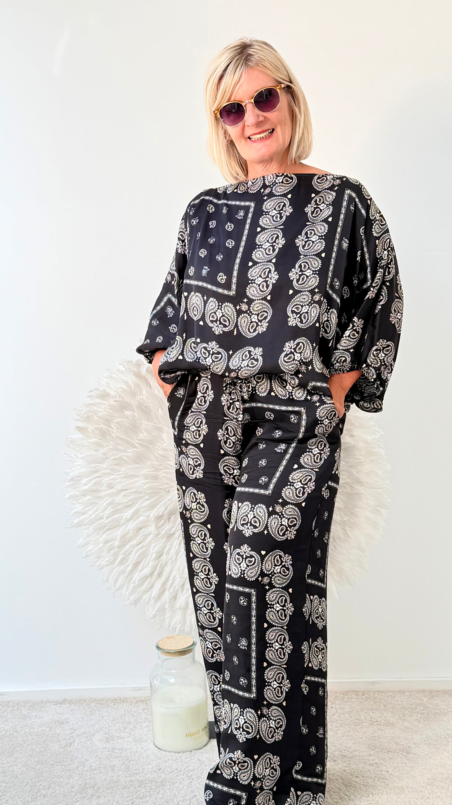 BLUSE GEMUSTERT IN SCHWARZ