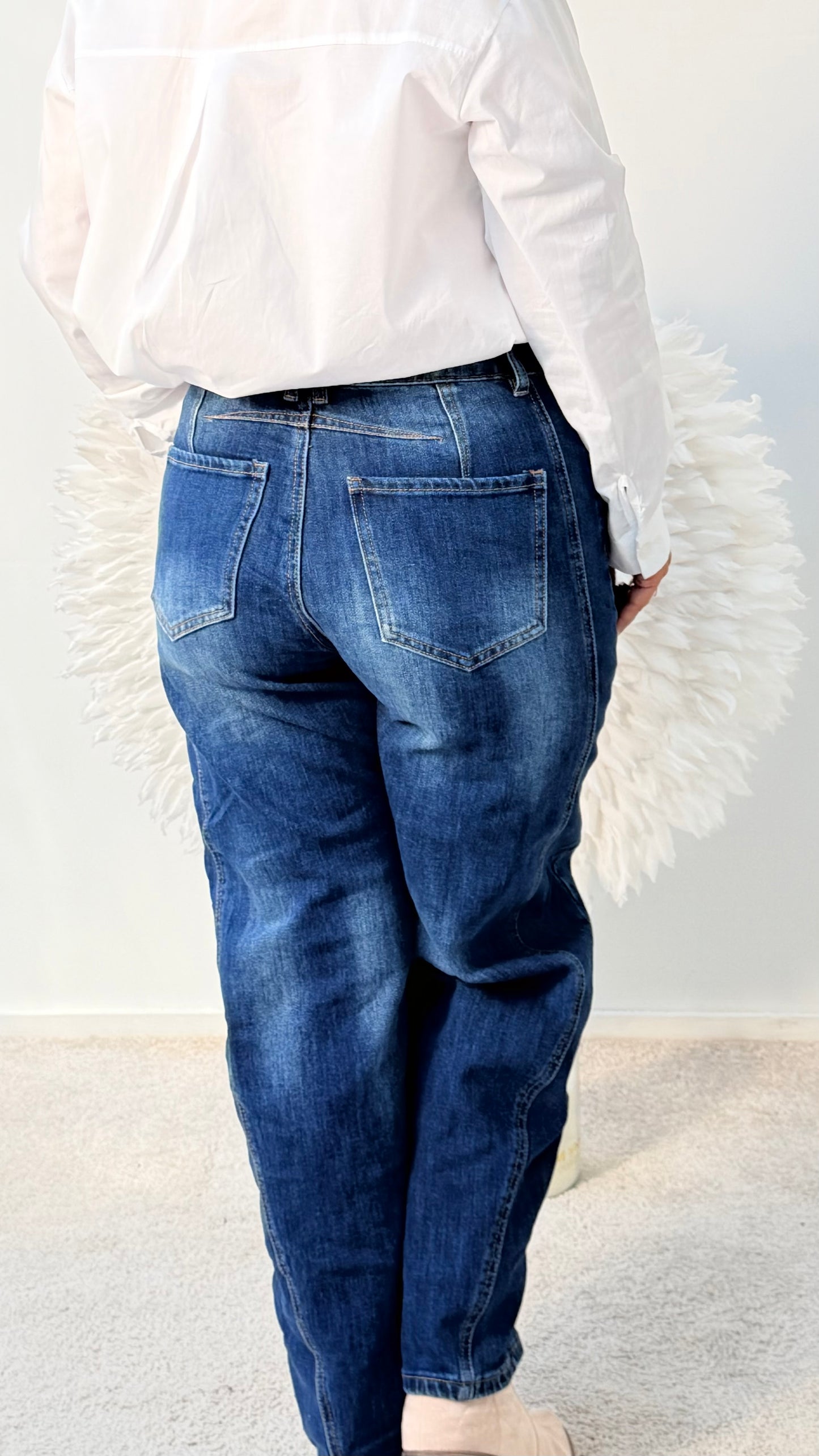 JEANS MIT SCHRÄGER KNOPFLEISTE