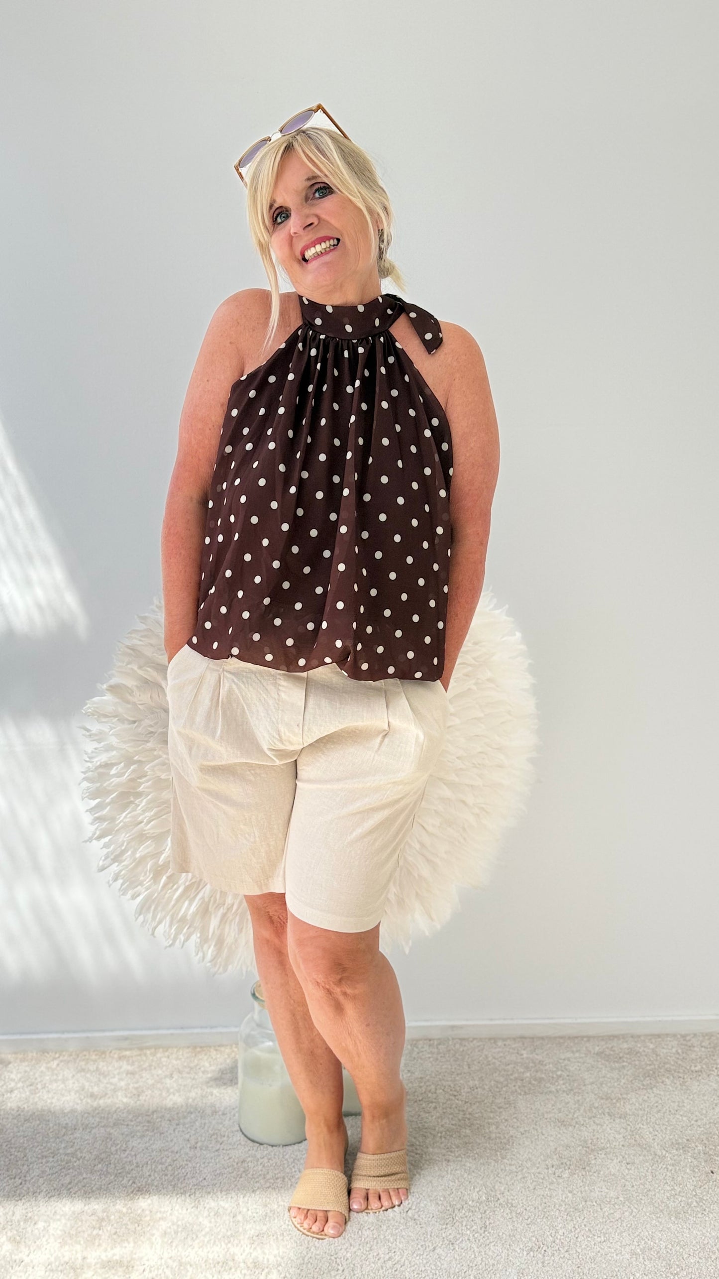 SHORTS IN LEINEN MIT BASTGÜRTEL / BEIGE
