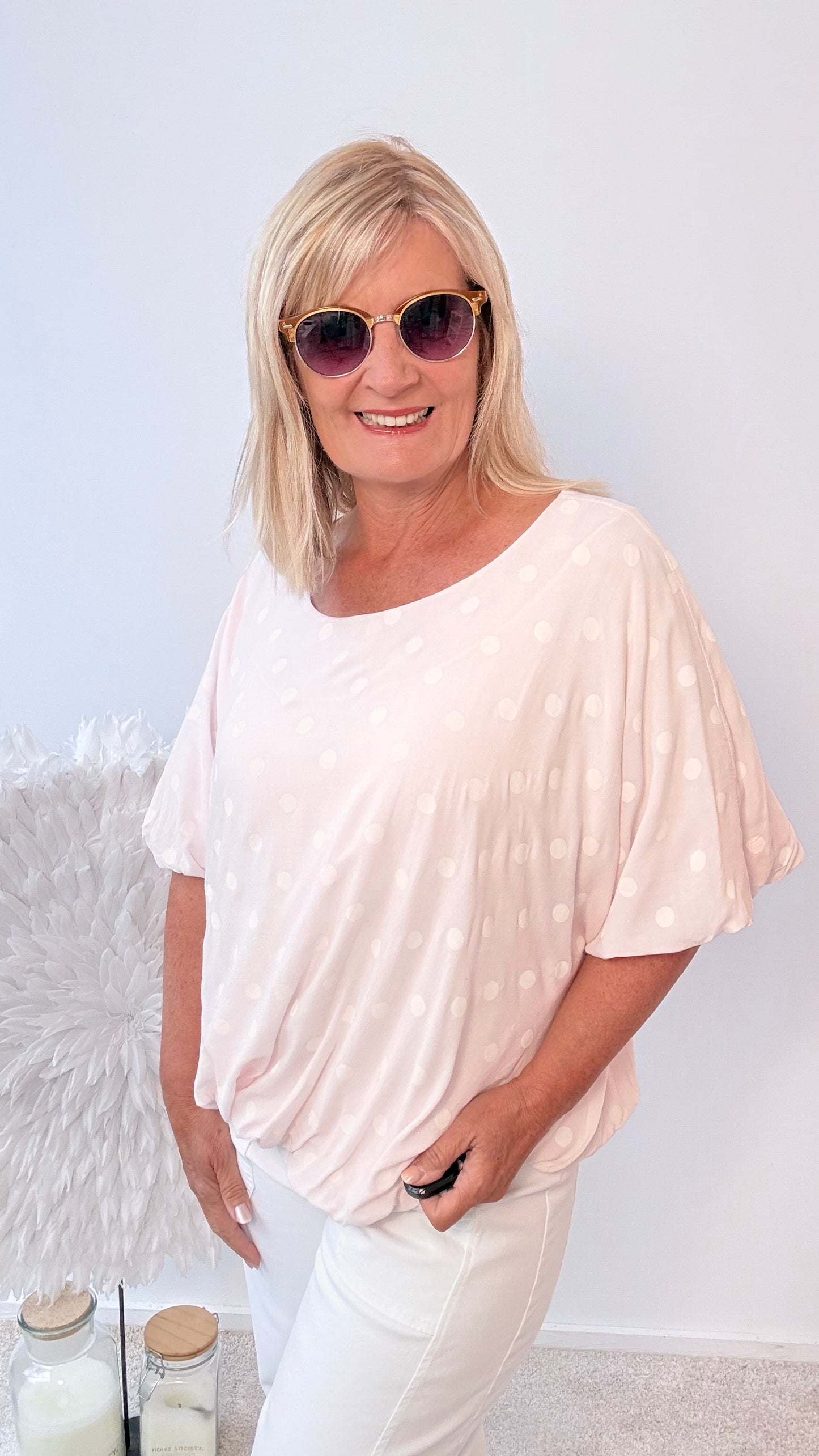 BLUSE MIT PUNKTEN IN ROSA