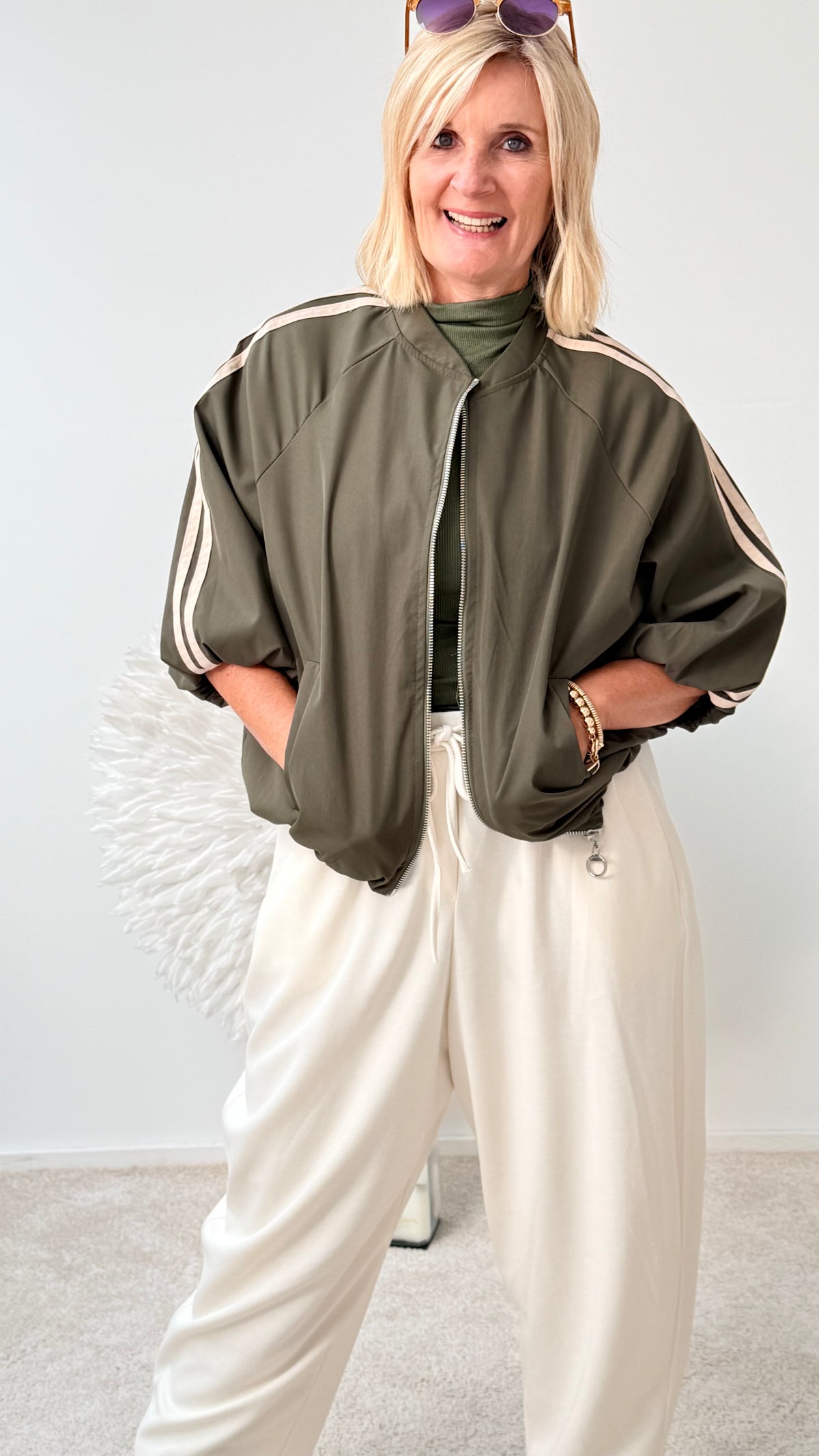 SPORTLICHE JACKE MIT 3/4 ARM " OLIV"