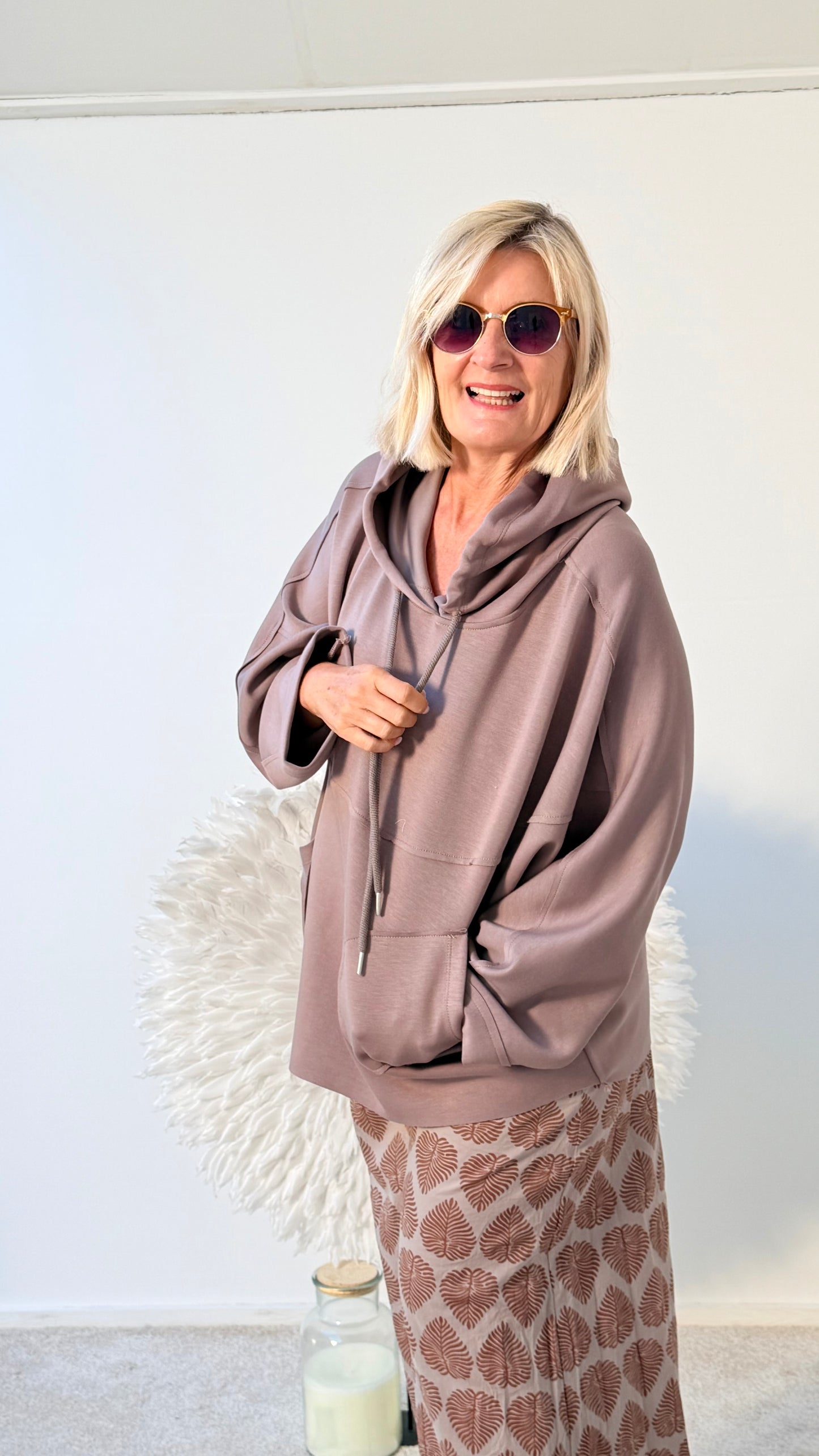 LEICHTES SWEATSHIRT MIT KAPUZE "TAUPE"