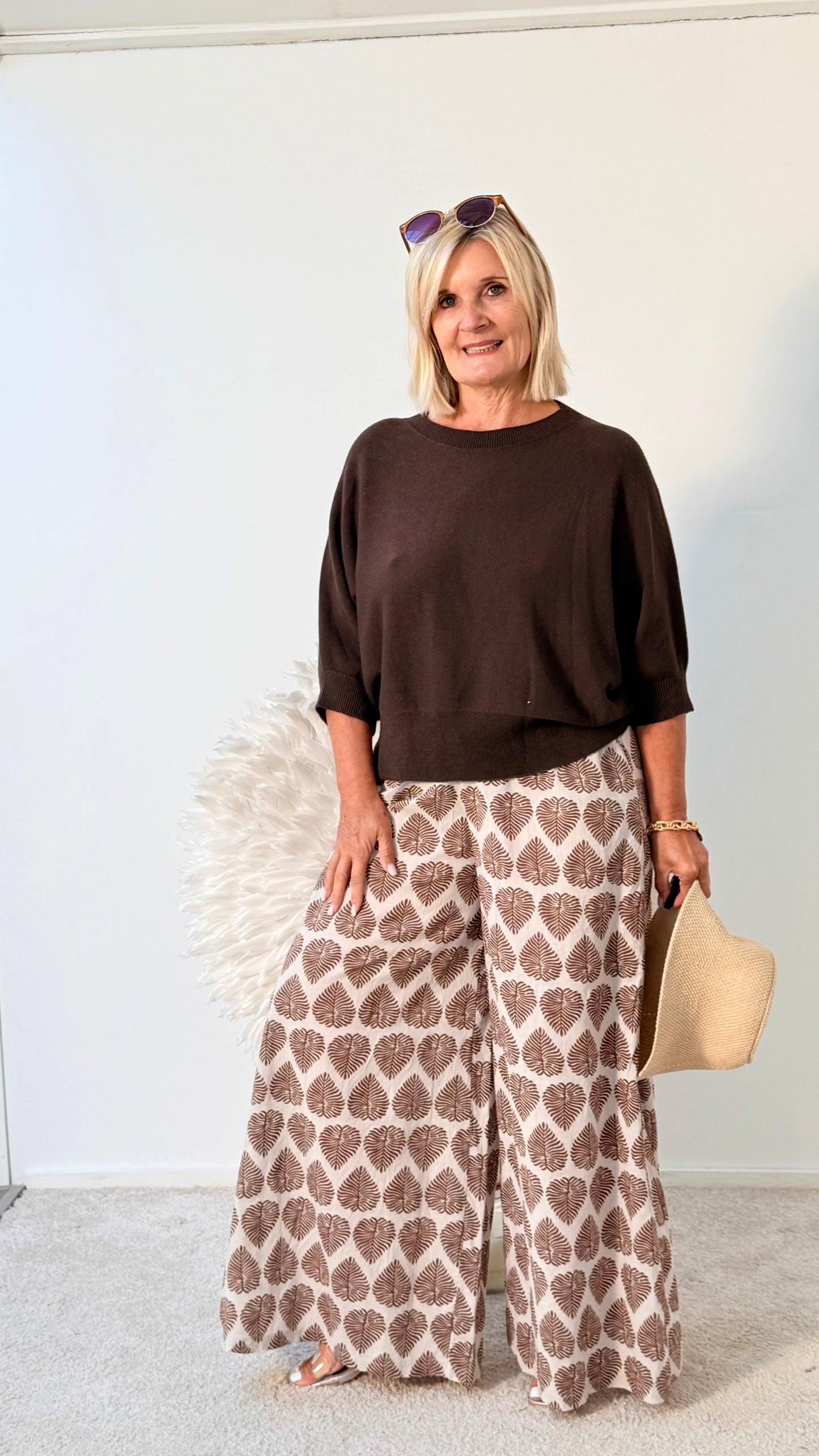HOSE "TAUPE HELL " MIT BLÄTTERN