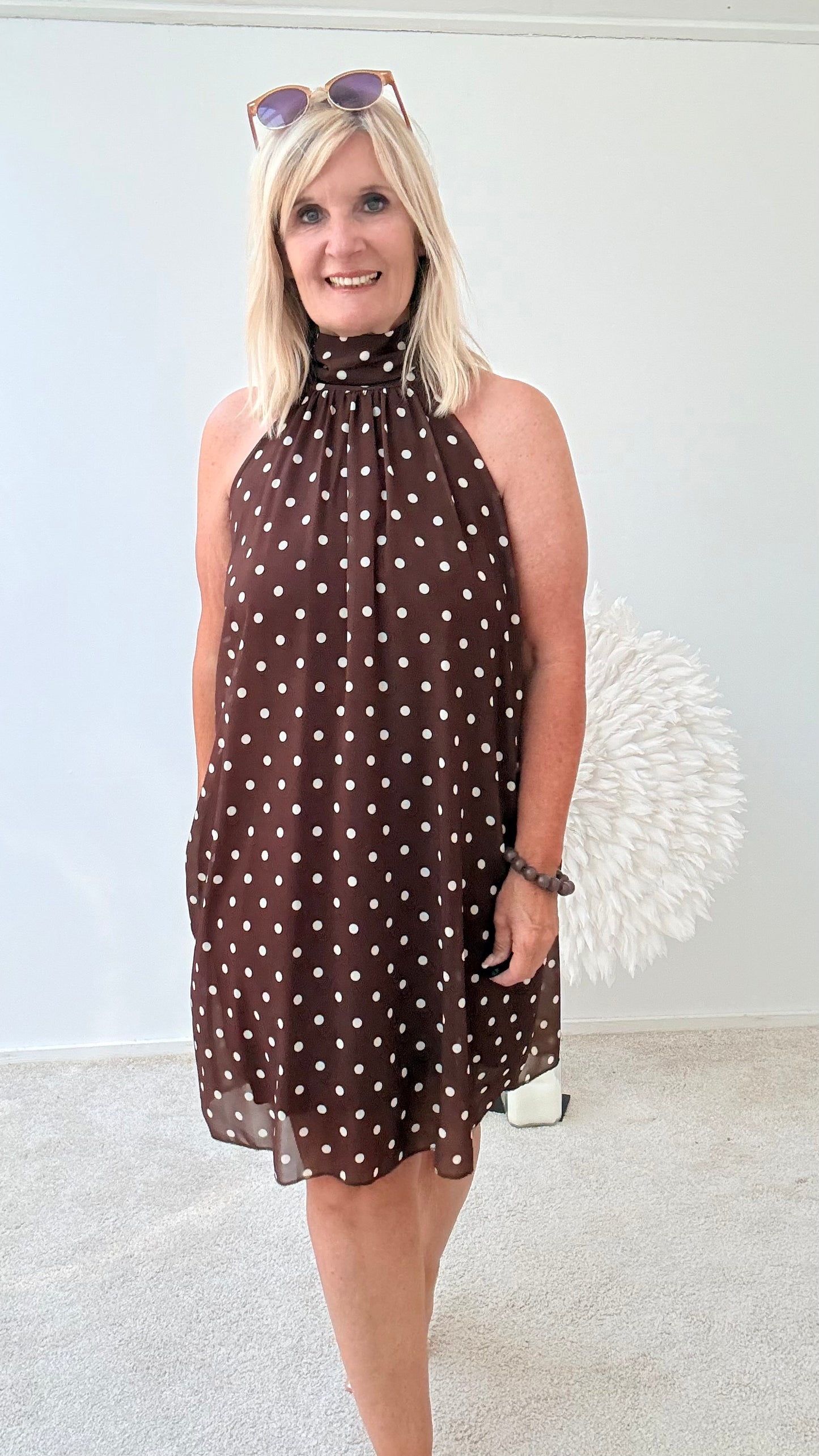 SOMMERKLEID "PUNKTE" OHNE ÄRMEL MIT HALSBÜNDCHEN " BRAUN