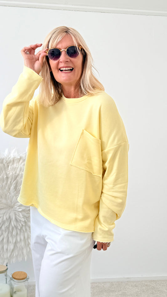 SWEATSHIRT MIT STYLISCHE AUSGEFRASTEM BUND BUTTERMELK YELLOW