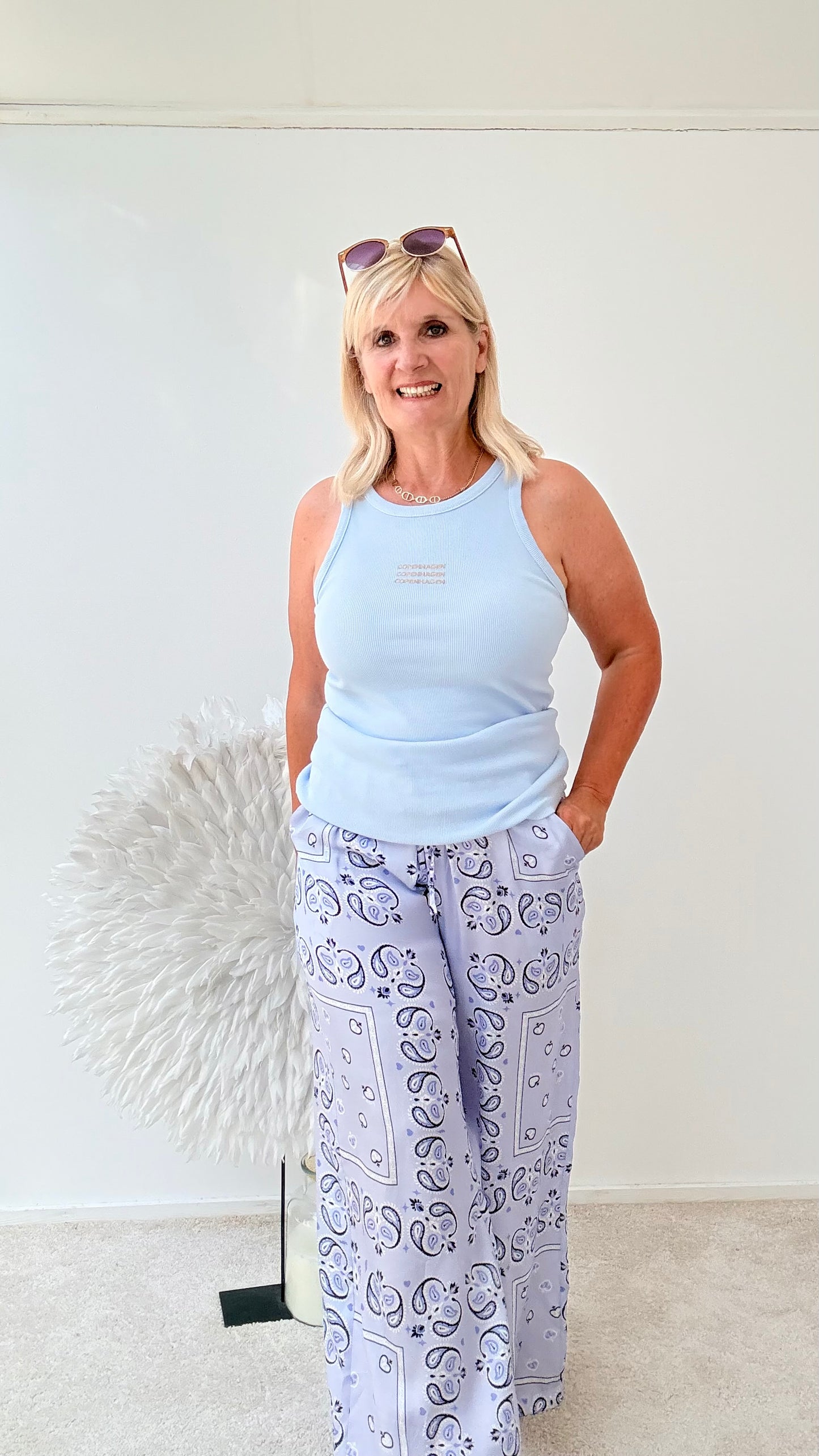 HOSE MIT MUSTER IN HELL BLAU