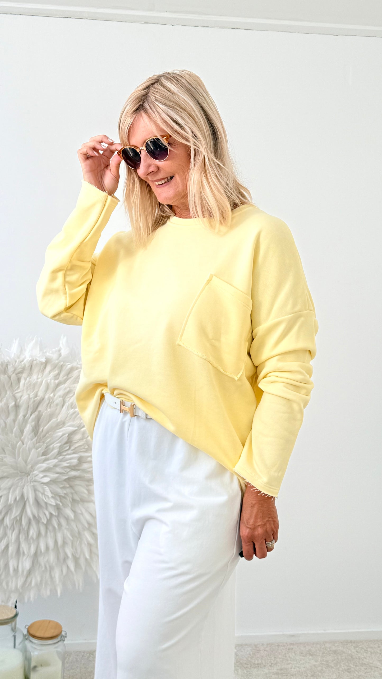 SWEATSHIRT MIT STYLISCHE AUSGEFRASTEM BUND BUTTERMELK YELLOW