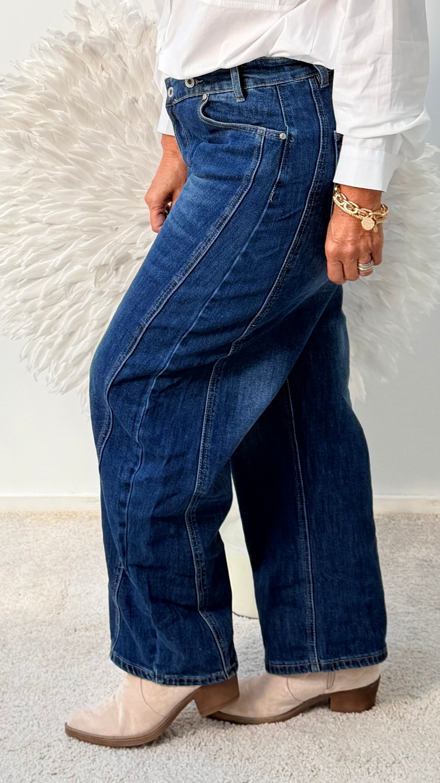 JEANS MIT SCHRÄGER KNOPFLEISTE