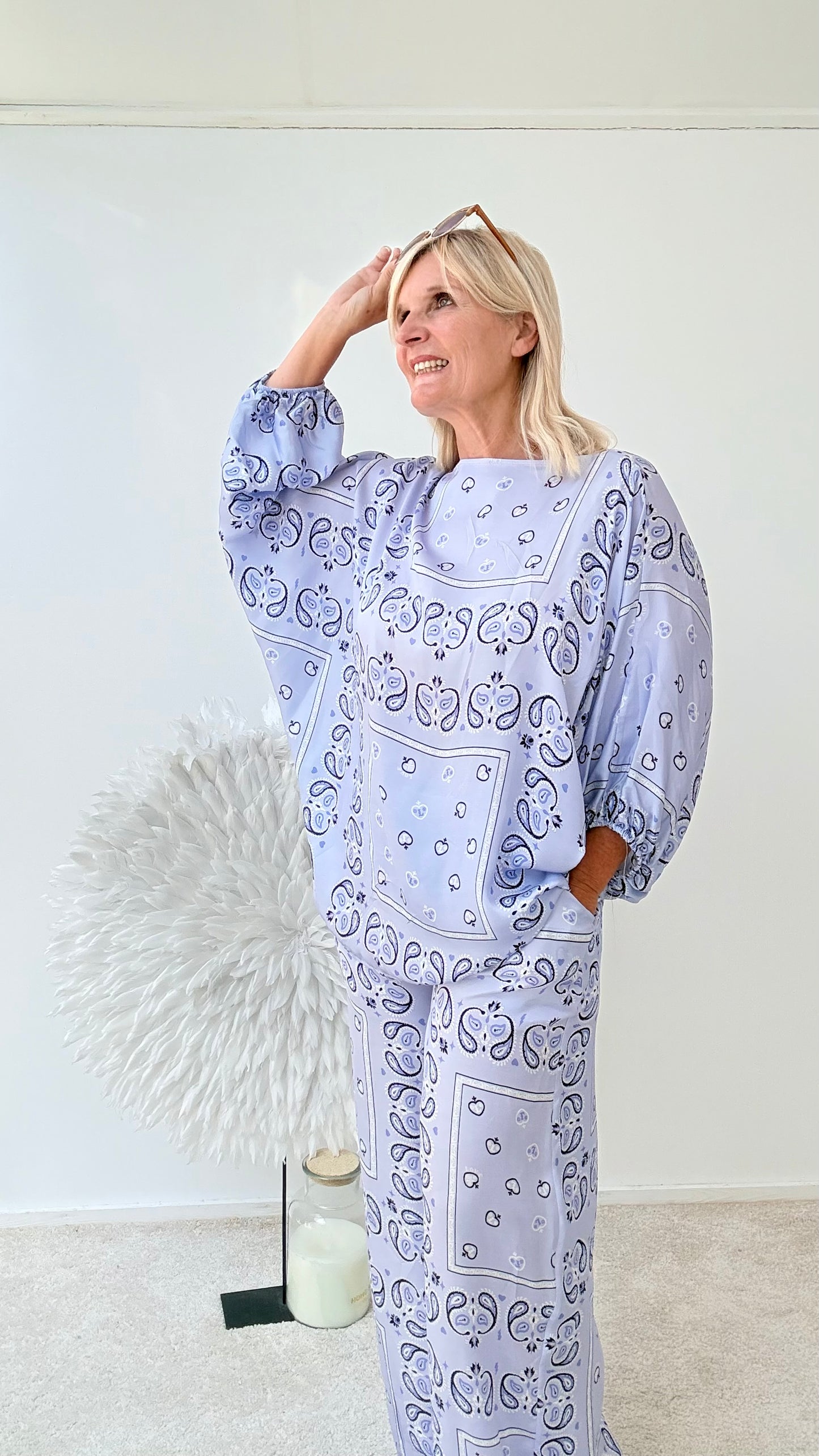 BLUSE GEMUSTER IN HELL BLAU