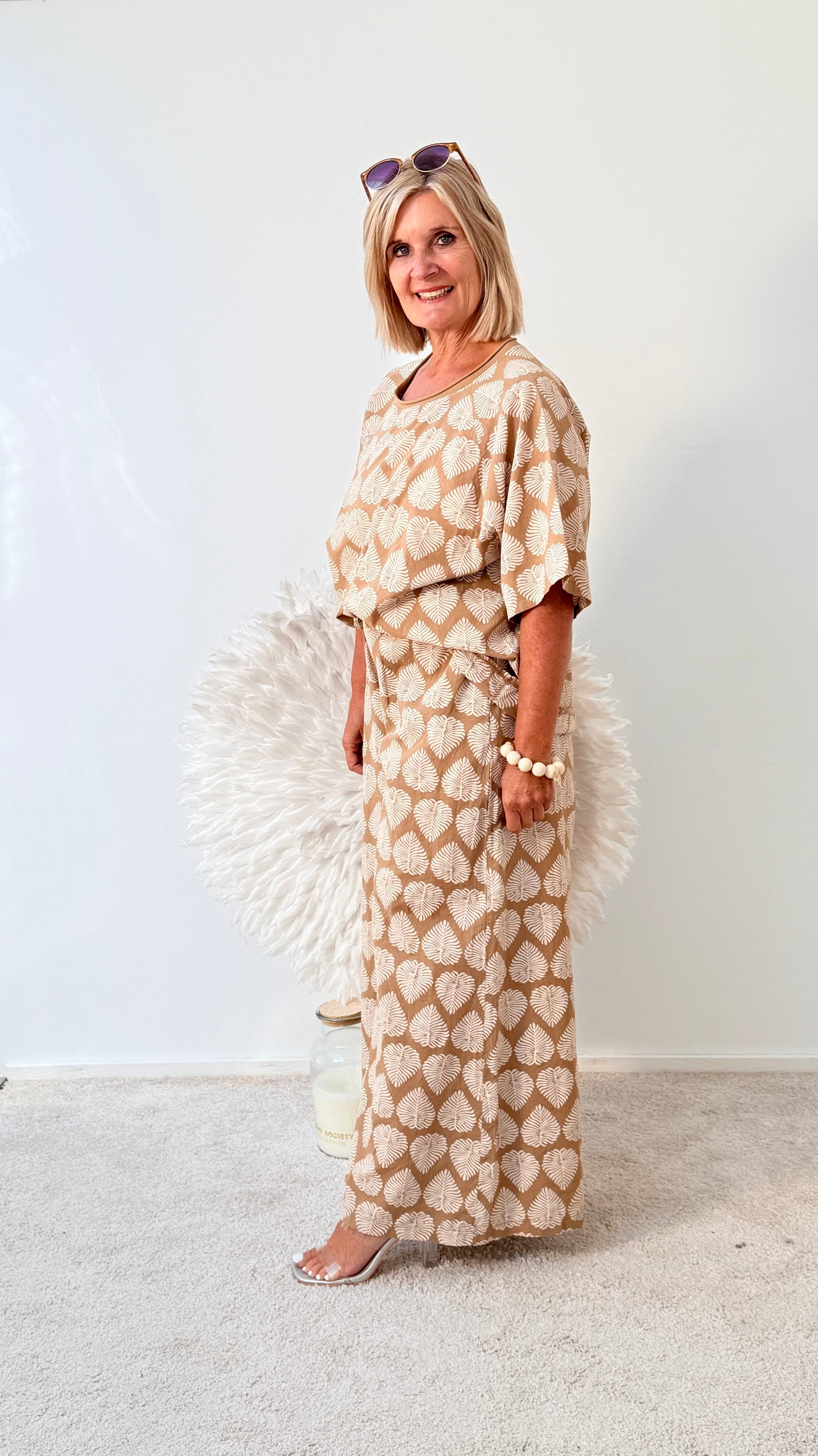 HOSE "BEIGE" MIT BLÄTTERN
