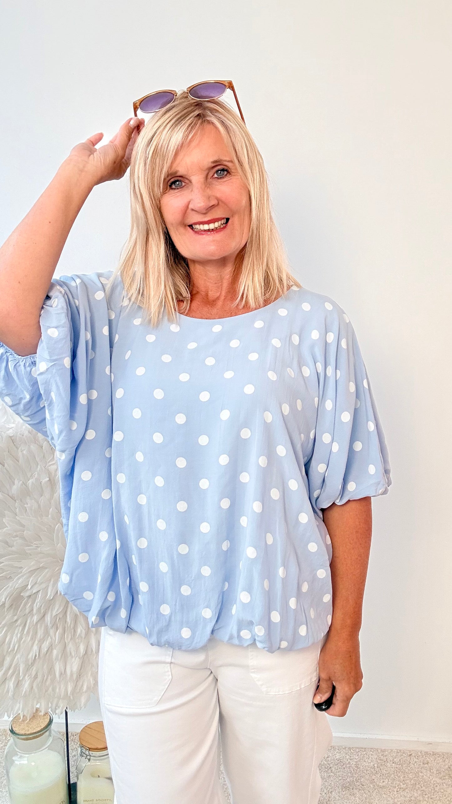 BLUSE MIT PUNKTEN IN BLAU