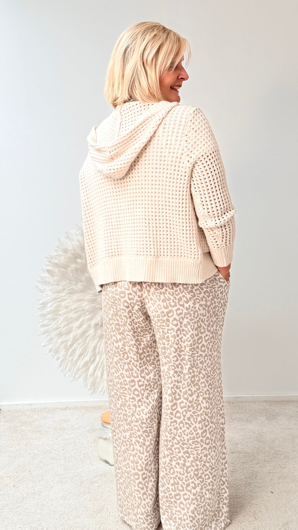 STRICKJACKE „BEIGE MIT KAPUZE“