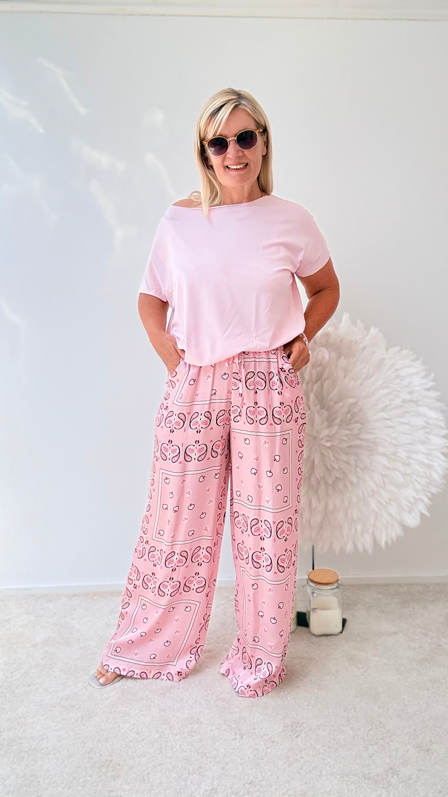 HOSE MIT MUSTER IN ROSA