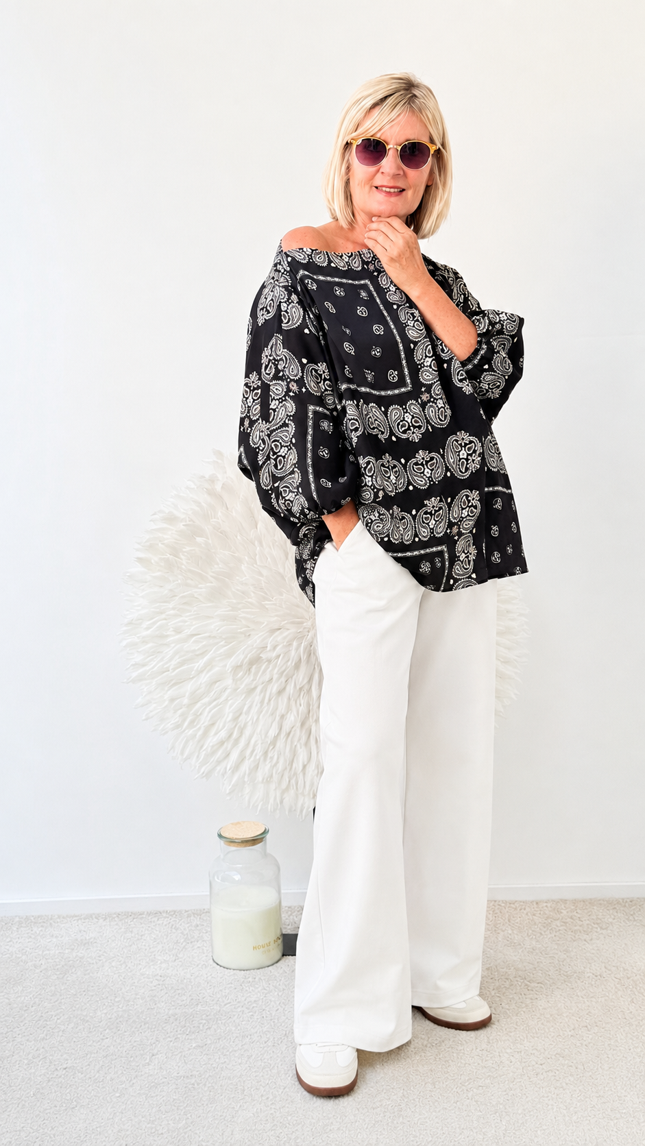 BLUSE GEMUSTERT IN SCHWARZ