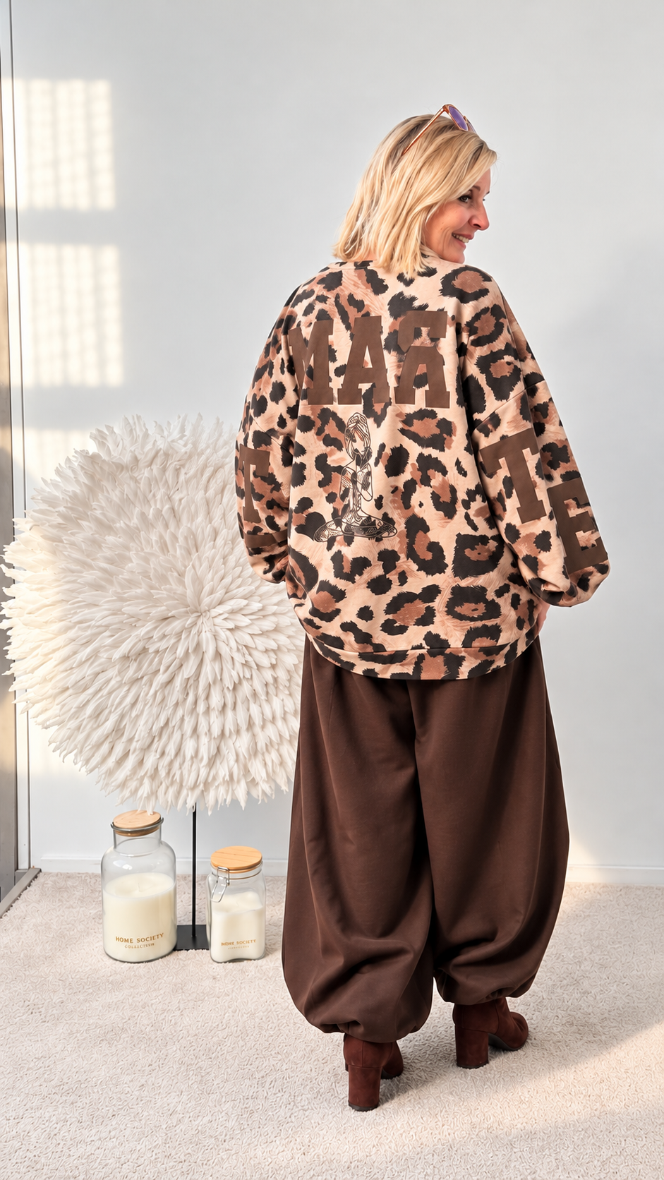ANIMAL SWEATSHIRT MIT NAMASTE SCHRIFTZUG "HELL"