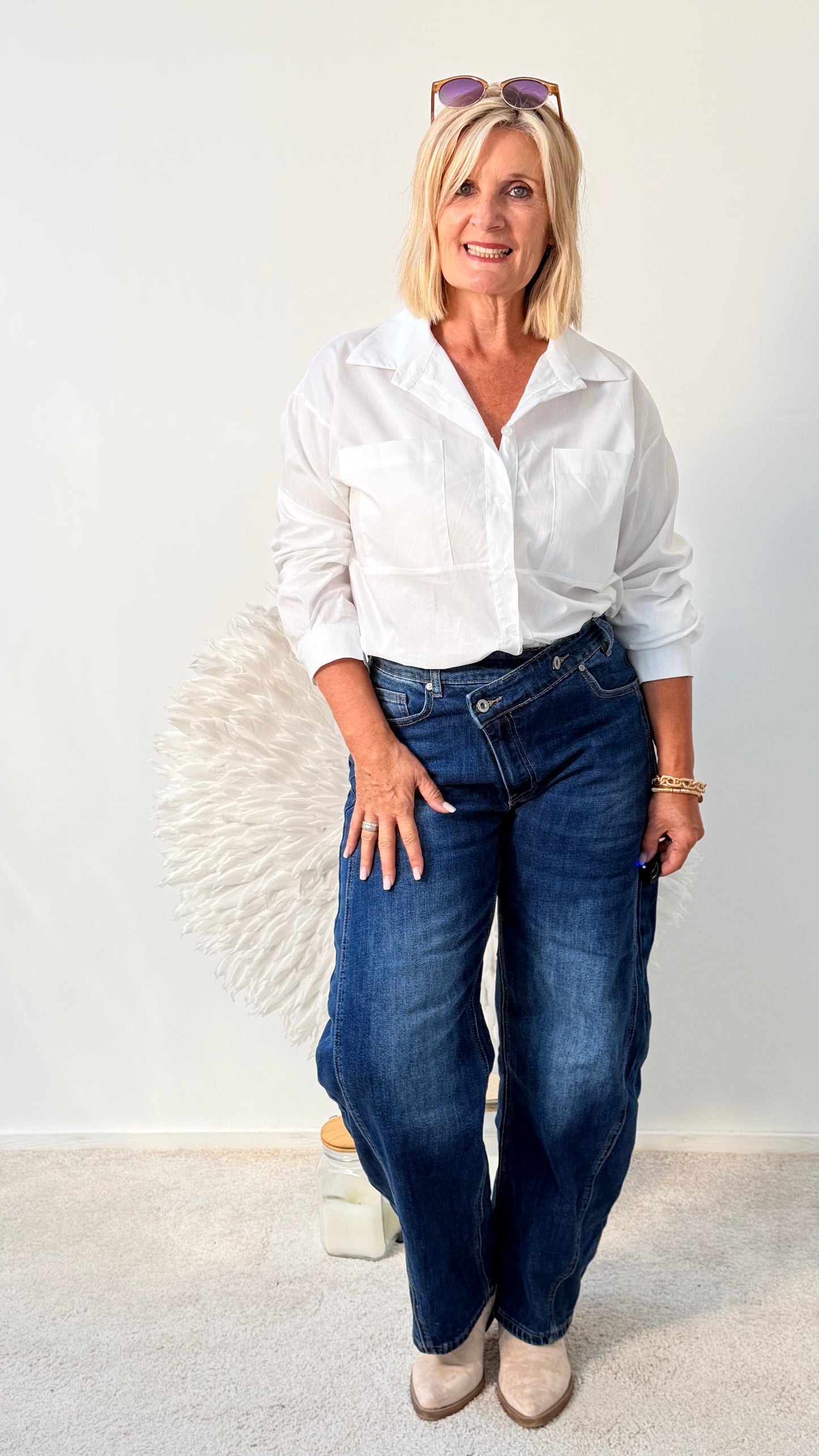 JEANS MIT SCHRÄGER KNOPFLEISTE
