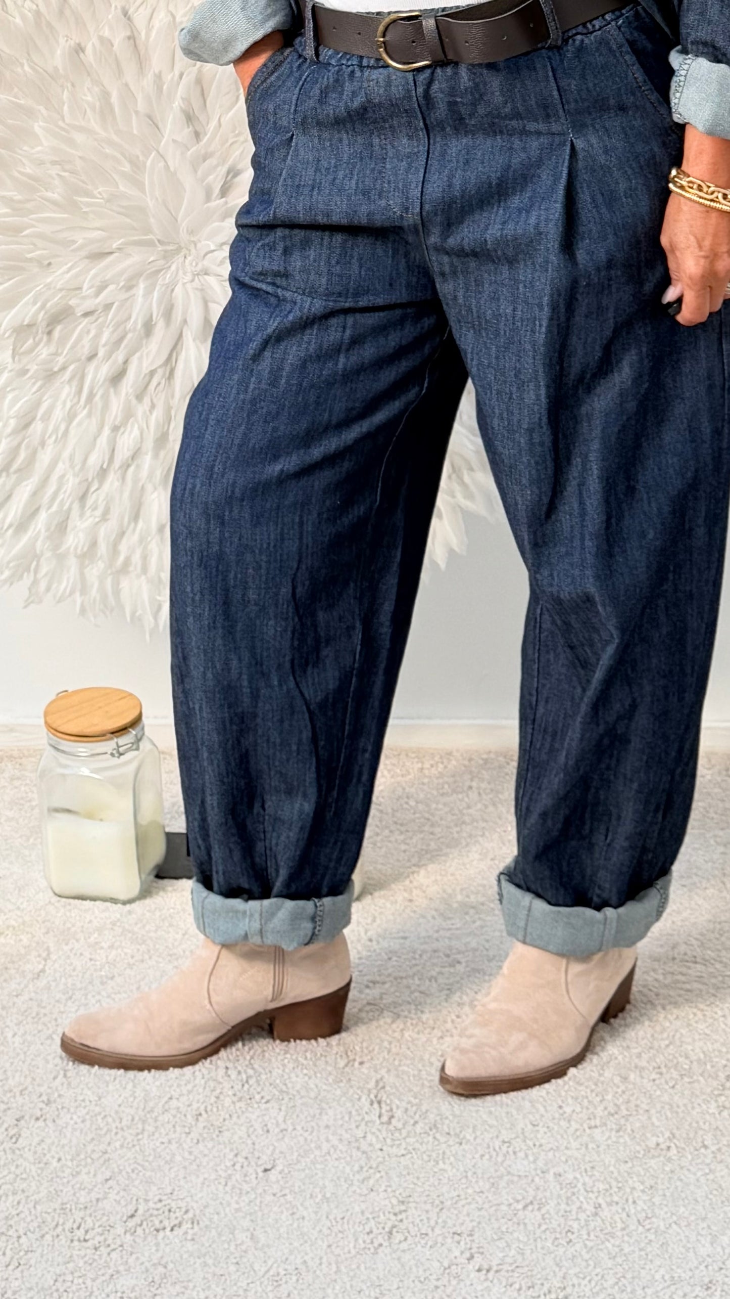JEANS MIT GÜRTEL UND ABGESTEPPTEN BUNDFALTEN