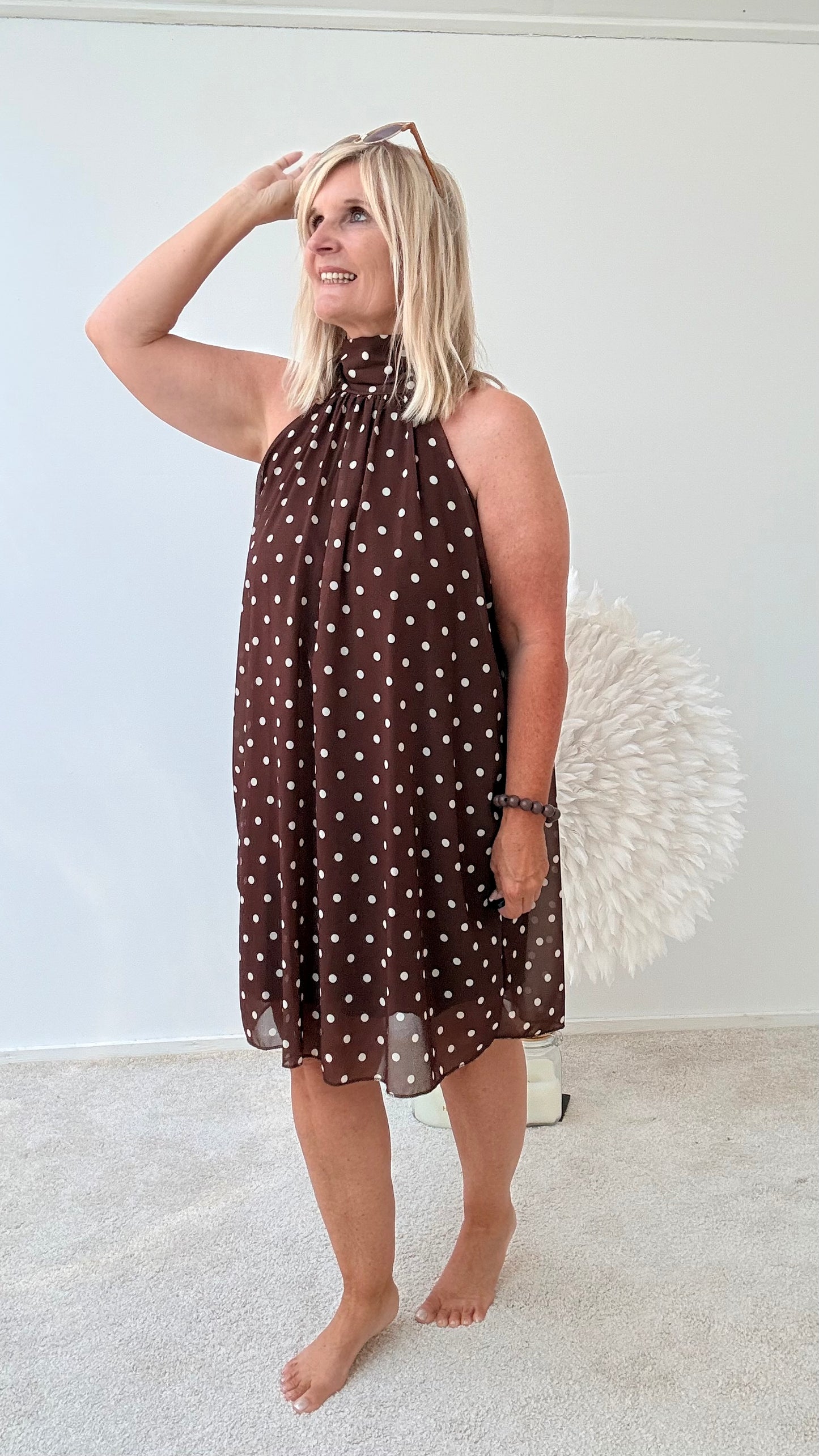 SOMMERKLEID "PUNKTE" OHNE ÄRMEL MIT HALSBÜNDCHEN " BRAUN