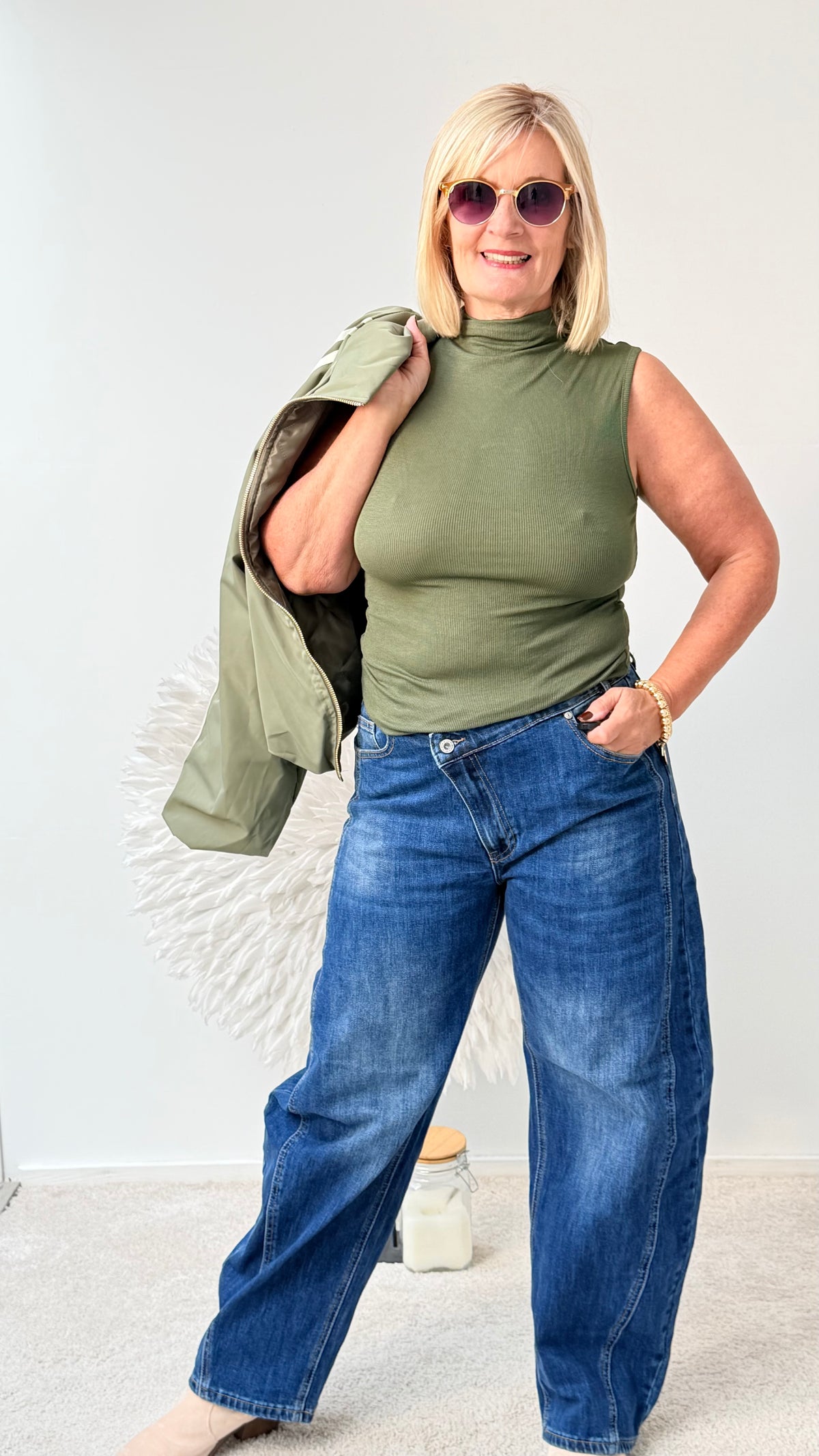ÄRMELLOSES MOCK -NECK SHIRT" OLIV