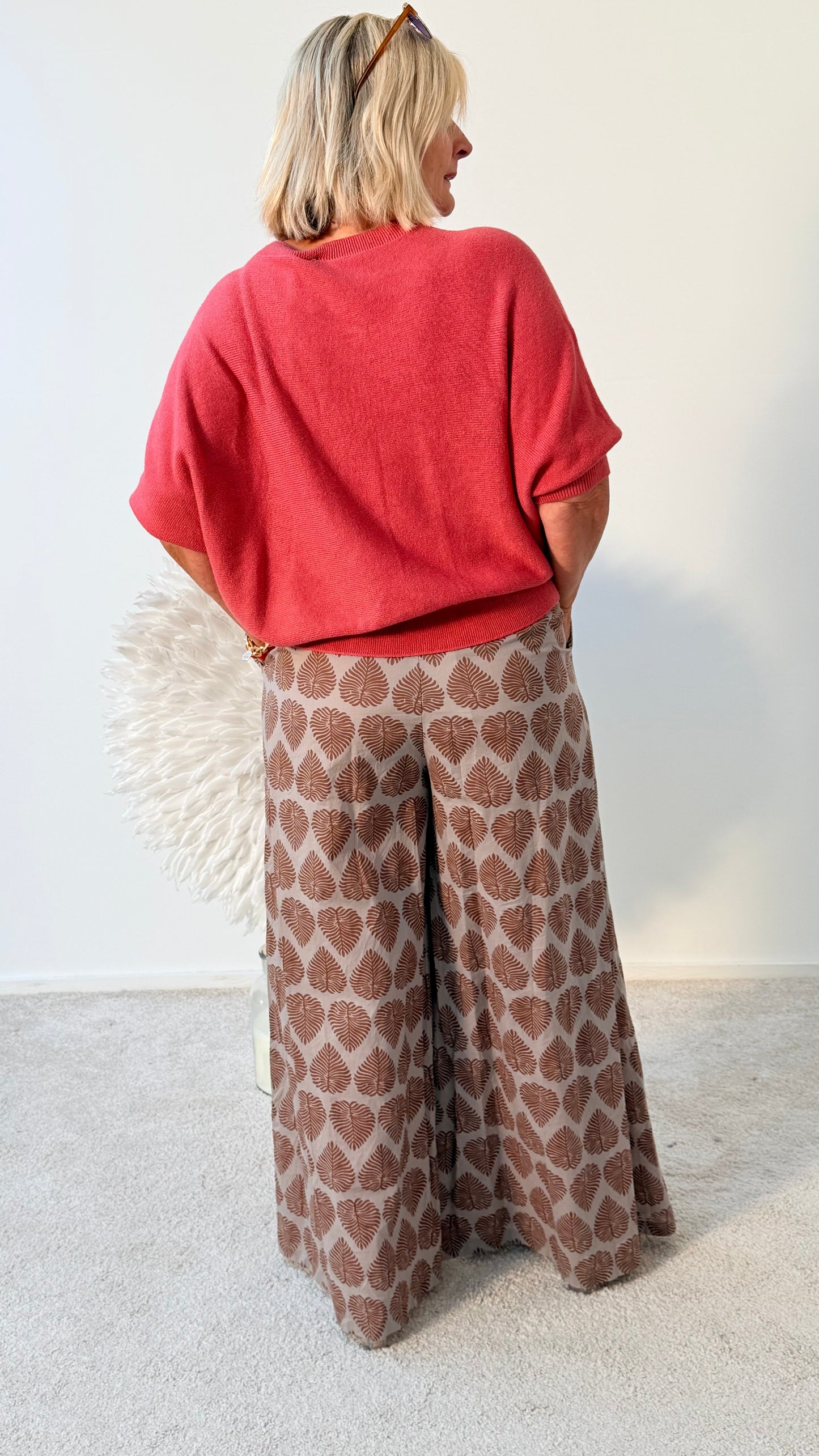 HOSE "TAUPE DUNKEL " MIT BLÄTTERN