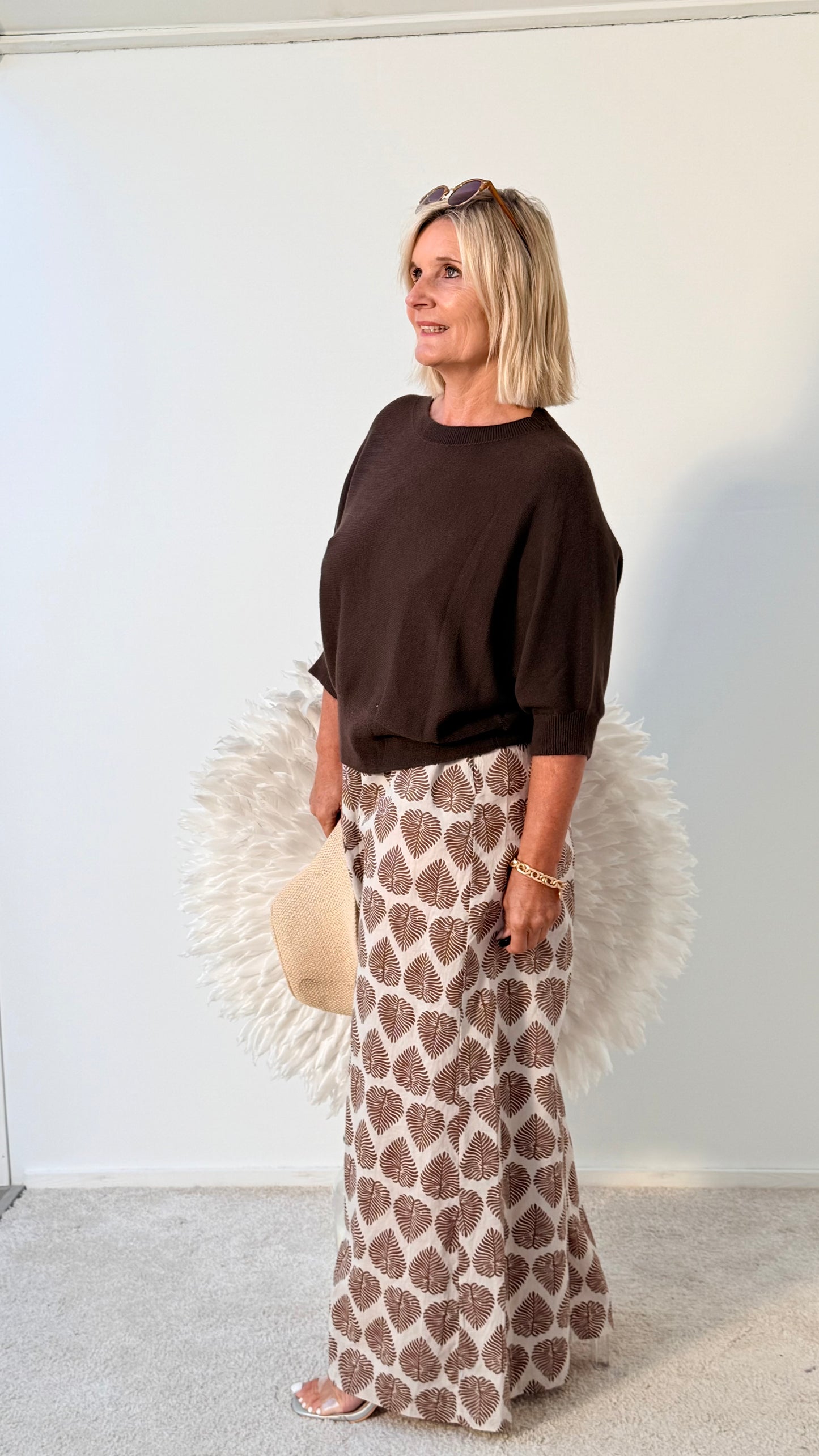 HOSE "TAUPE HELL " MIT BLÄTTERN