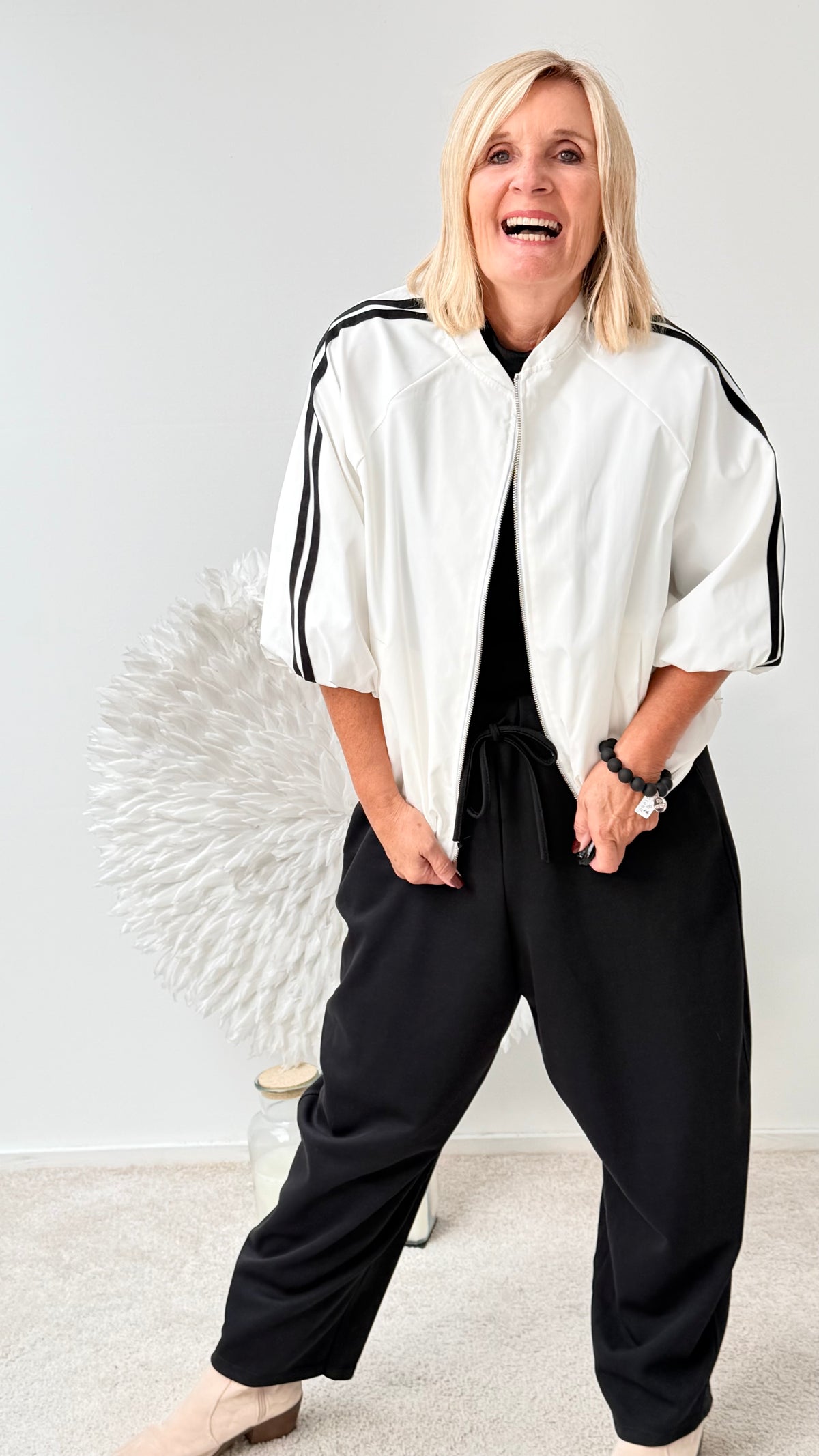SPORTLICHE JACKE MIT 3/4 ARM " WEIß MIT SCHWARZEN STREIFEN"