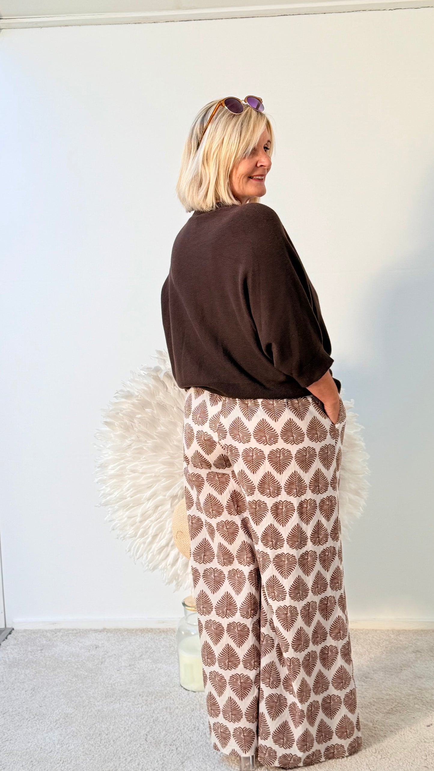 HOSE "TAUPE HELL " MIT BLÄTTERN