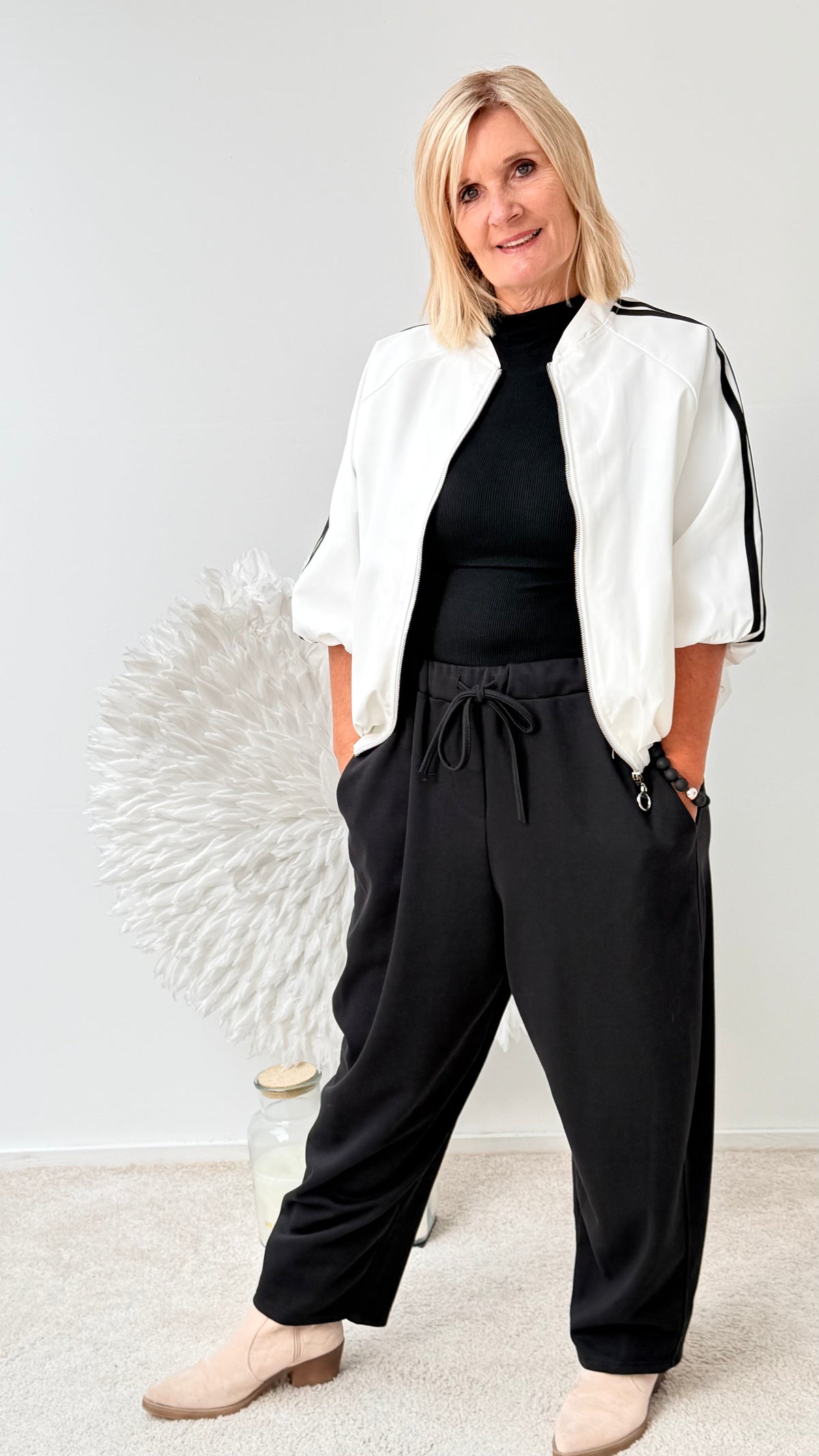 SPORTLICHE JACKE MIT 3/4 ARM " WEIß MIT SCHWARZEN STREIFEN"