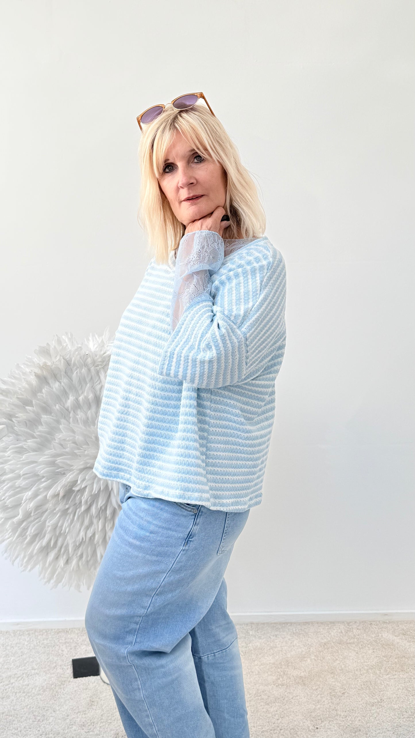 KANTIG GESCHNITTENER PULLI GESTREIFT BLAU