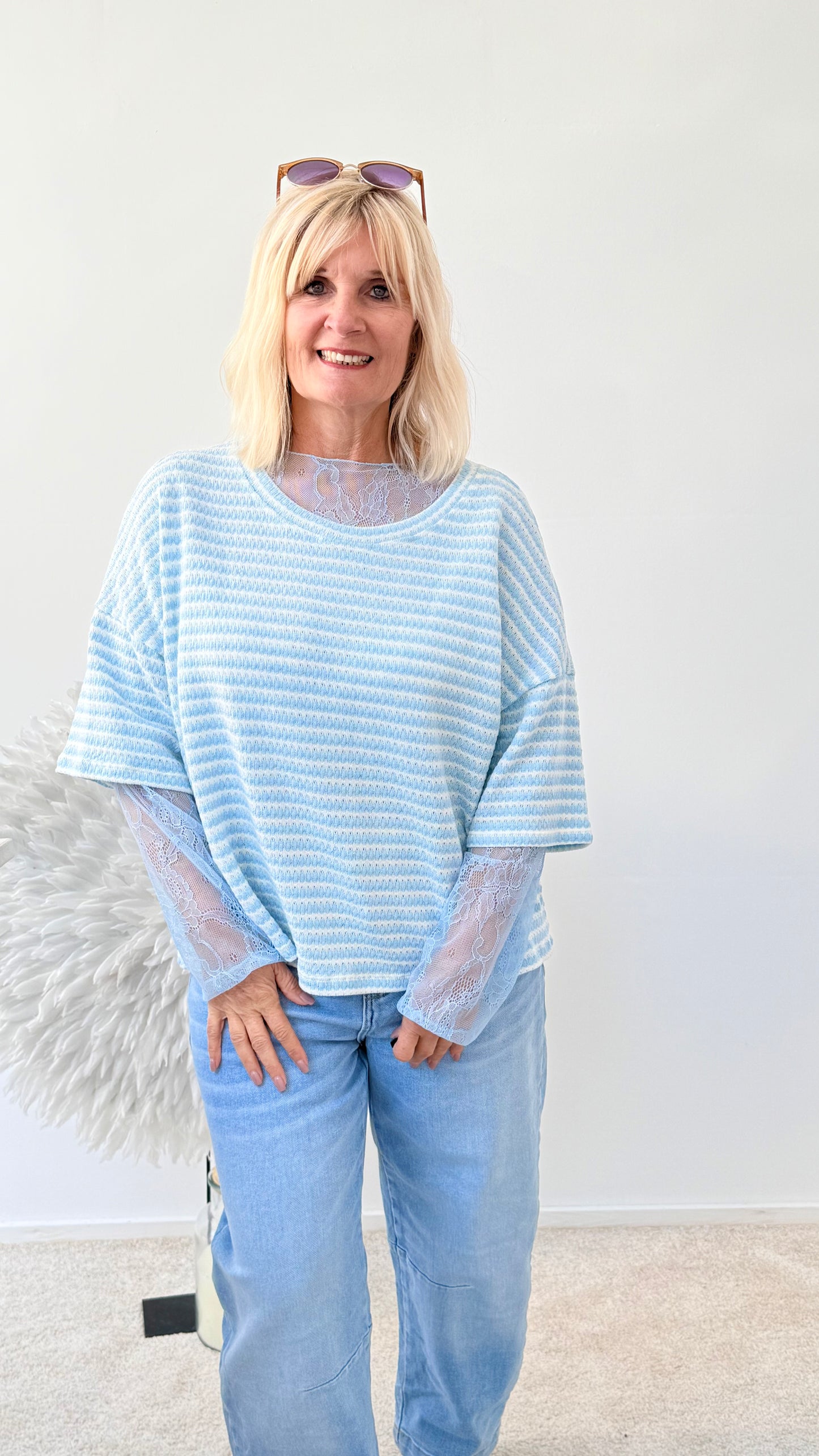 KANTIG GESCHNITTENER PULLI GESTREIFT BLAU