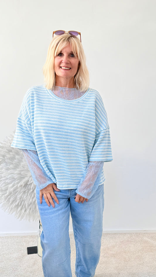 KANTIG GESCHNITTENER PULLI GESTREIFT BLAU