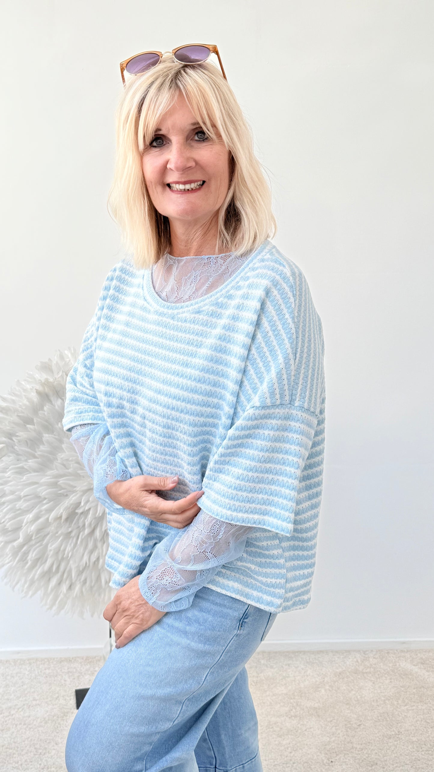 KANTIG GESCHNITTENER PULLI GESTREIFT BLAU