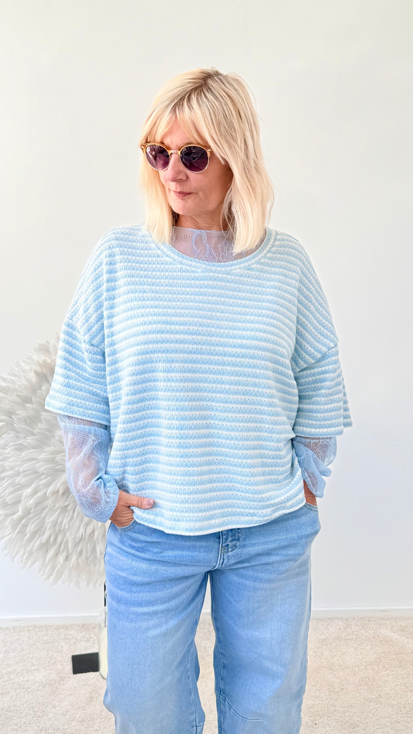 KANTIG GESCHNITTENER PULLI GESTREIFT BLAU