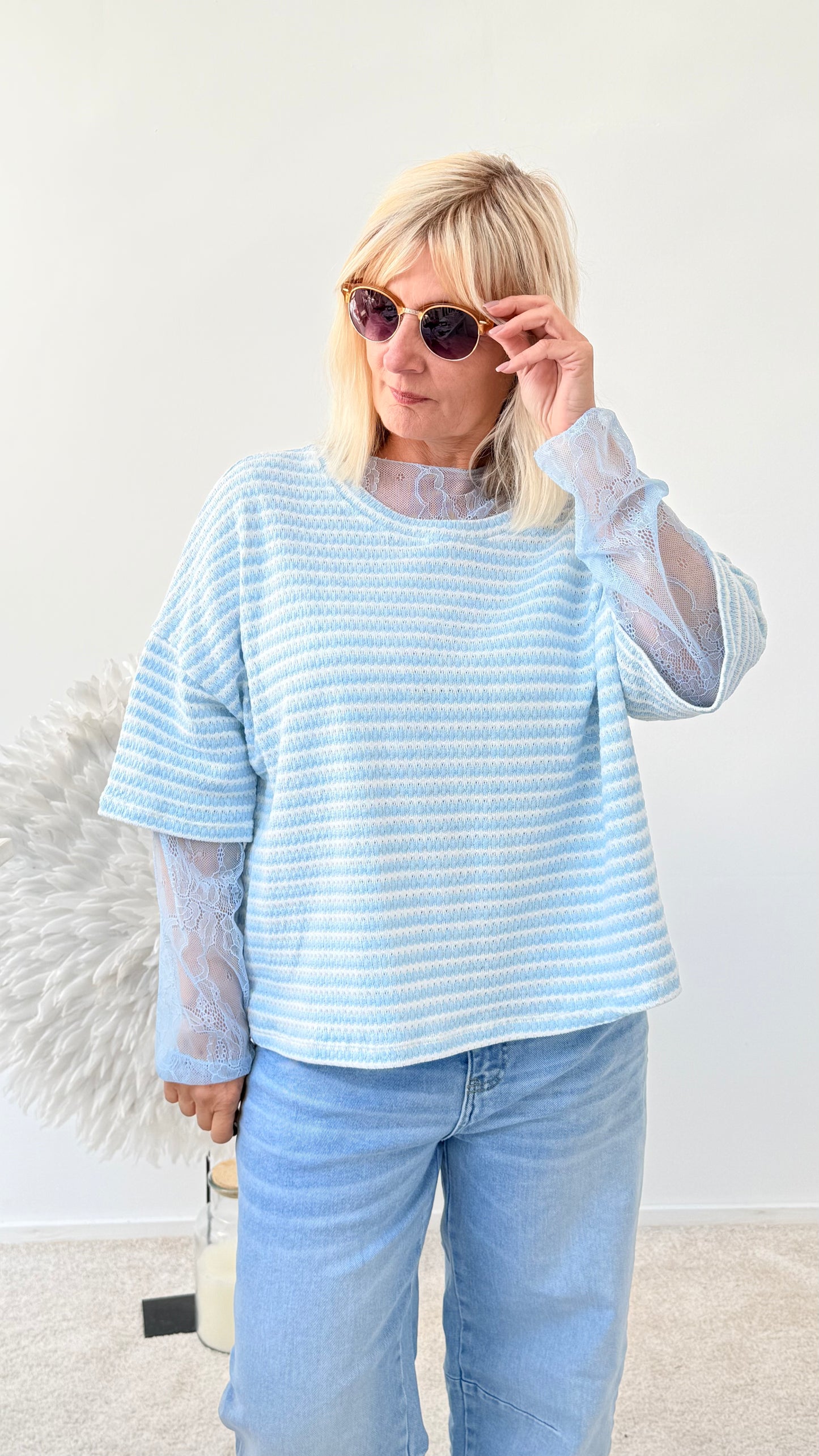 KANTIG GESCHNITTENER PULLI GESTREIFT BLAU