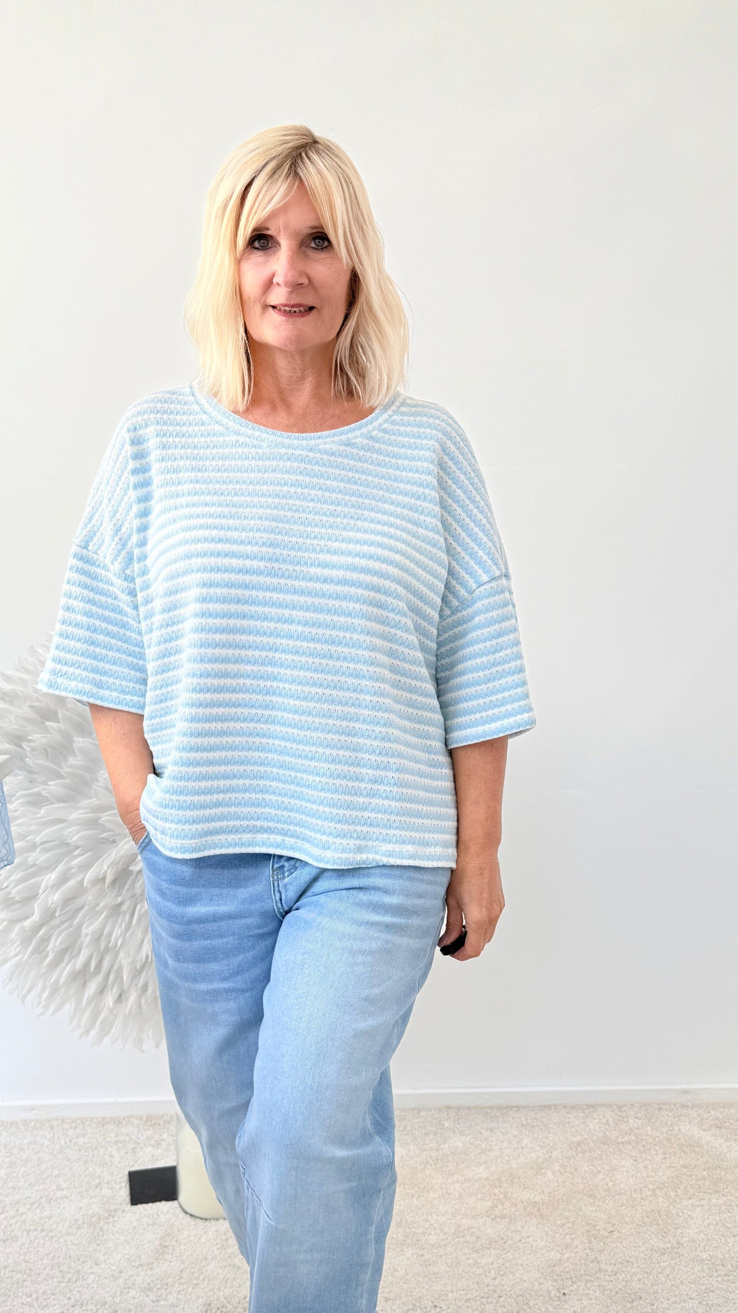 KANTIG GESCHNITTENER PULLI GESTREIFT BLAU