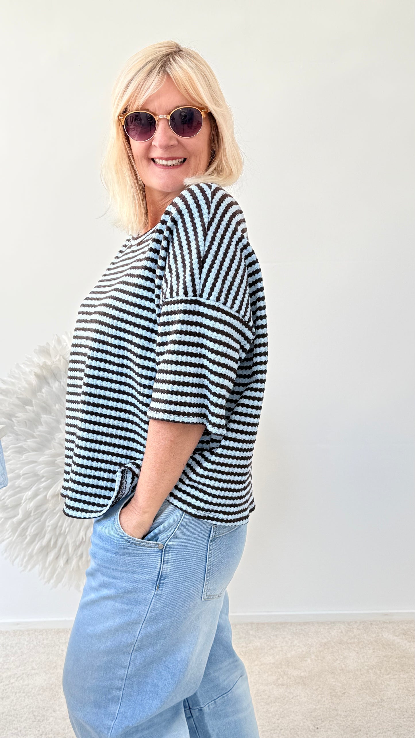 KANTIG GESCHNITTENER PULLI GESTREIFT