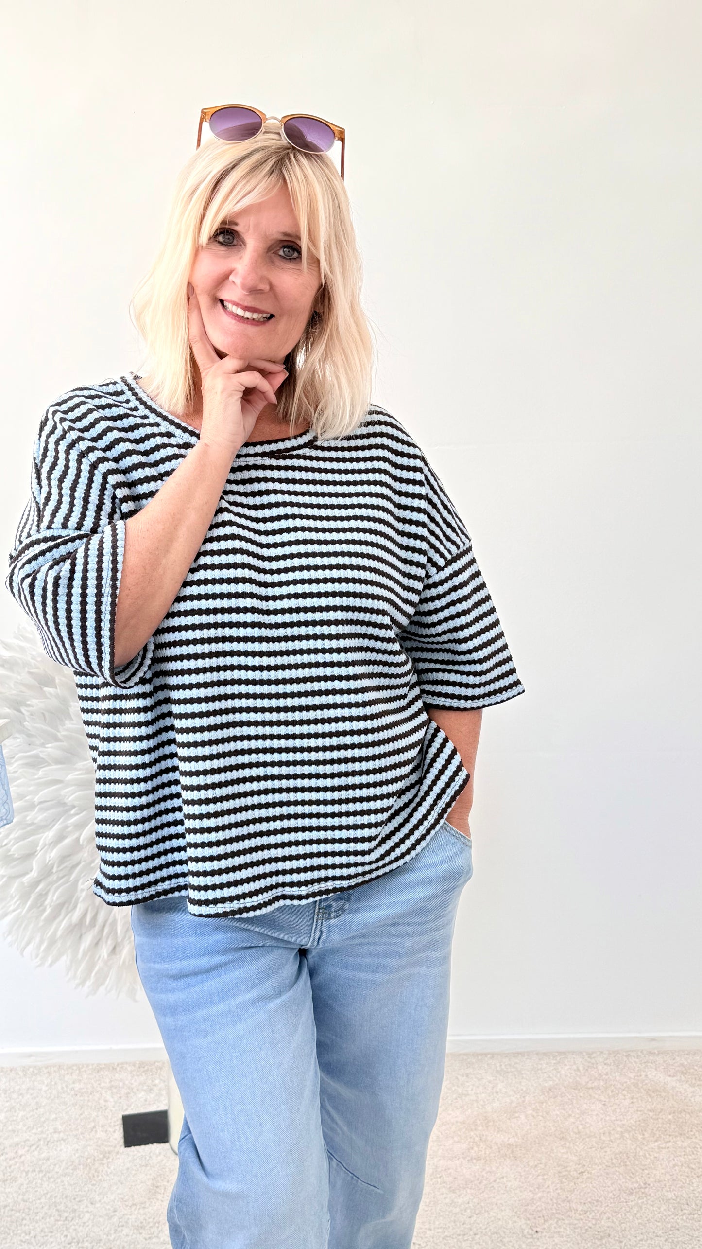 KANTIG GESCHNITTENER PULLI GESTREIFT