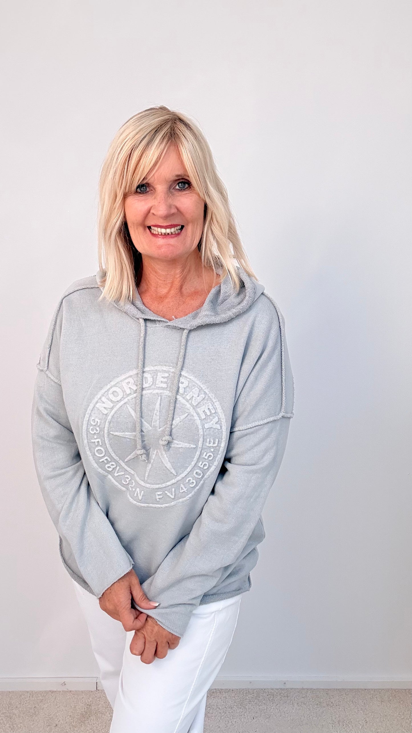 SWEATSHIRT MIT KAPUZE"NORDERNEY" HELL GRAU