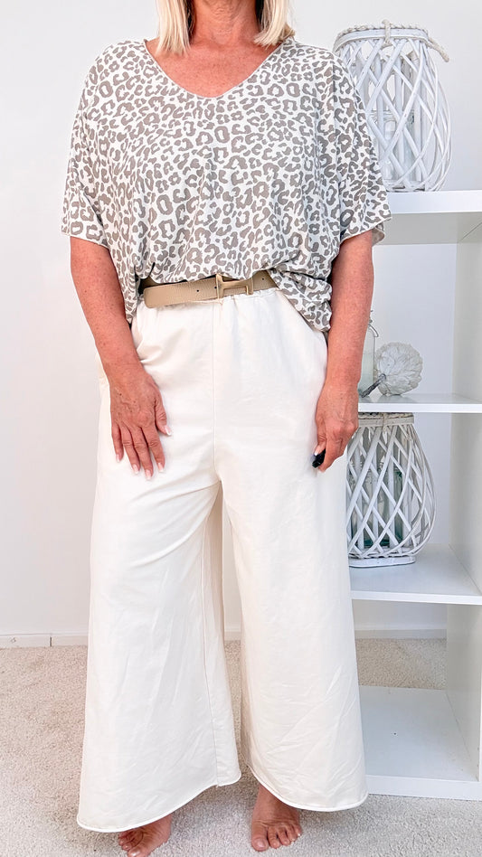 HOSE MIT SEHR WEITEM BEIN "BEIGE"