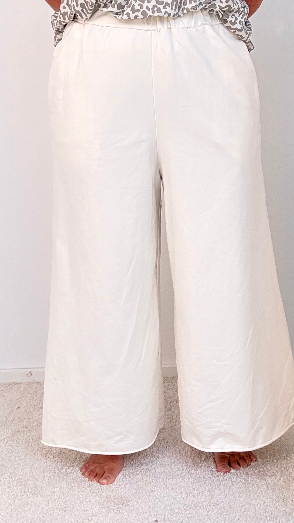 HOSE MIT SEHR WEITEM BEIN "BEIGE"