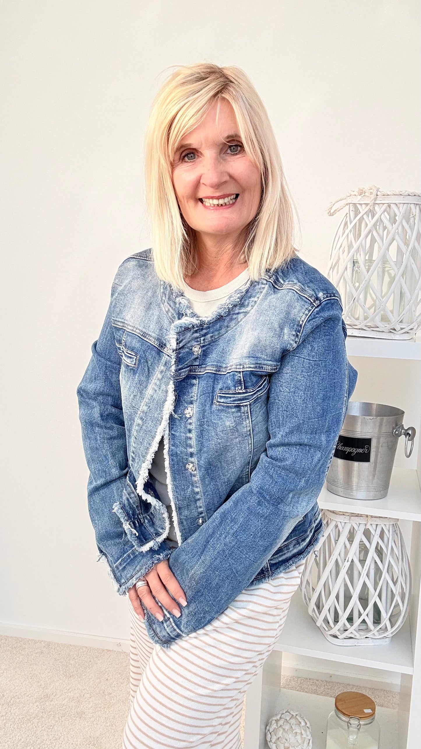SPORTLICHE JEANSJACKE "GEFRANSTEN NÄHTEN"